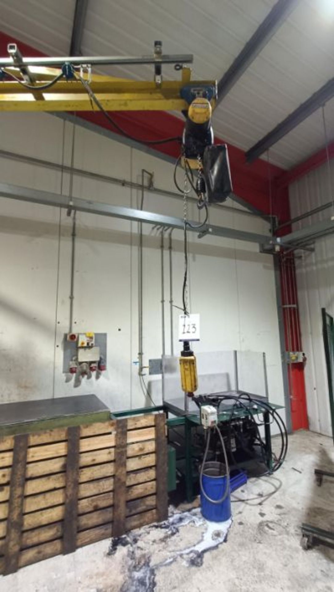 Unnamed floor standing swivel jib crane (Test Shop) - Image 3 of 6