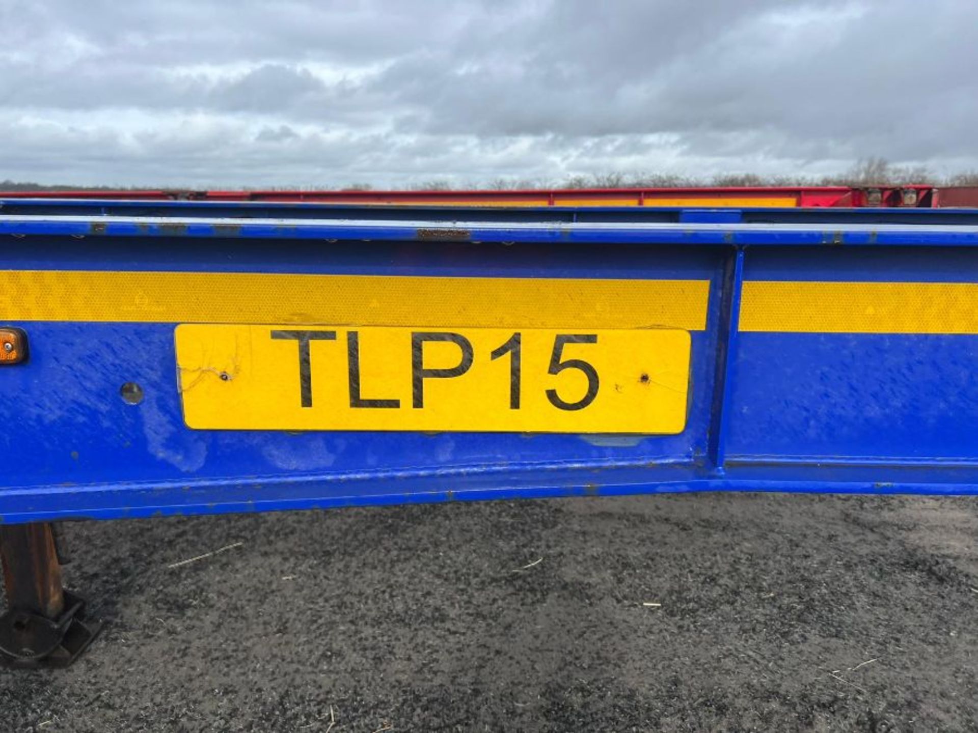 Dennison Tri-Axle Sliding Skeletal Trailer (2016) (C429476) - Image 8 of 9