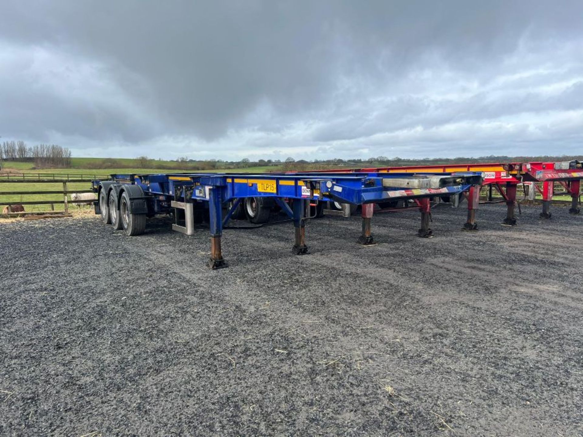 Dennison Tri-Axle Sliding Skeletal Trailer (2016) (C429476) - Image 4 of 9