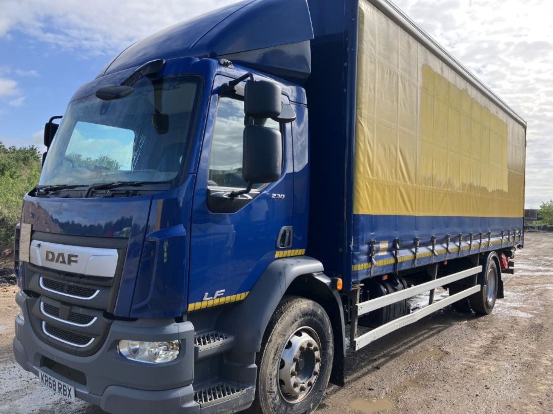 DAF LF 230 18t curtainsider (KR68 RBX)