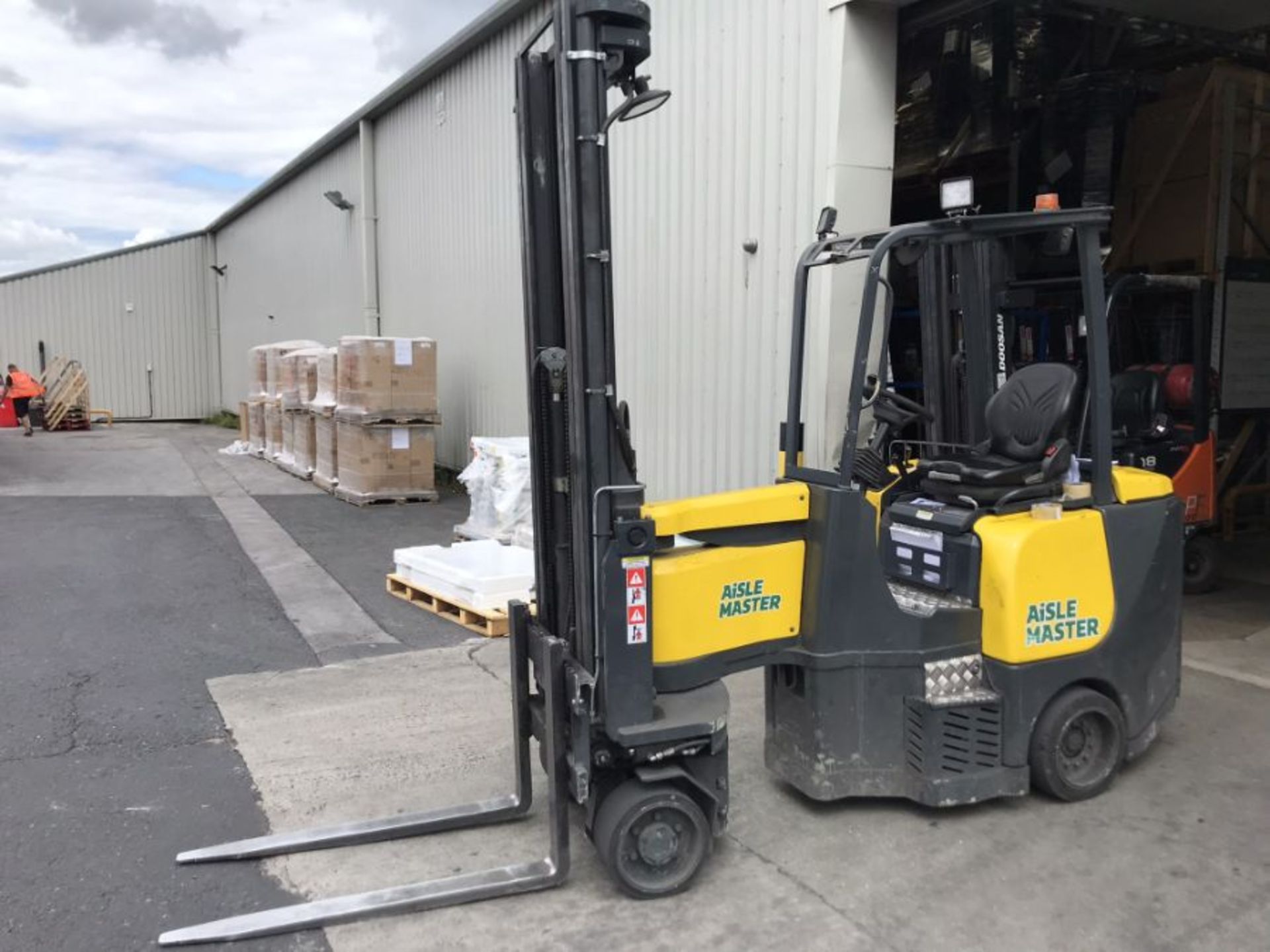 Aisle-Master 15 SE 1,500kg electric articulated fork lift truck (2018) - Image 3 of 8