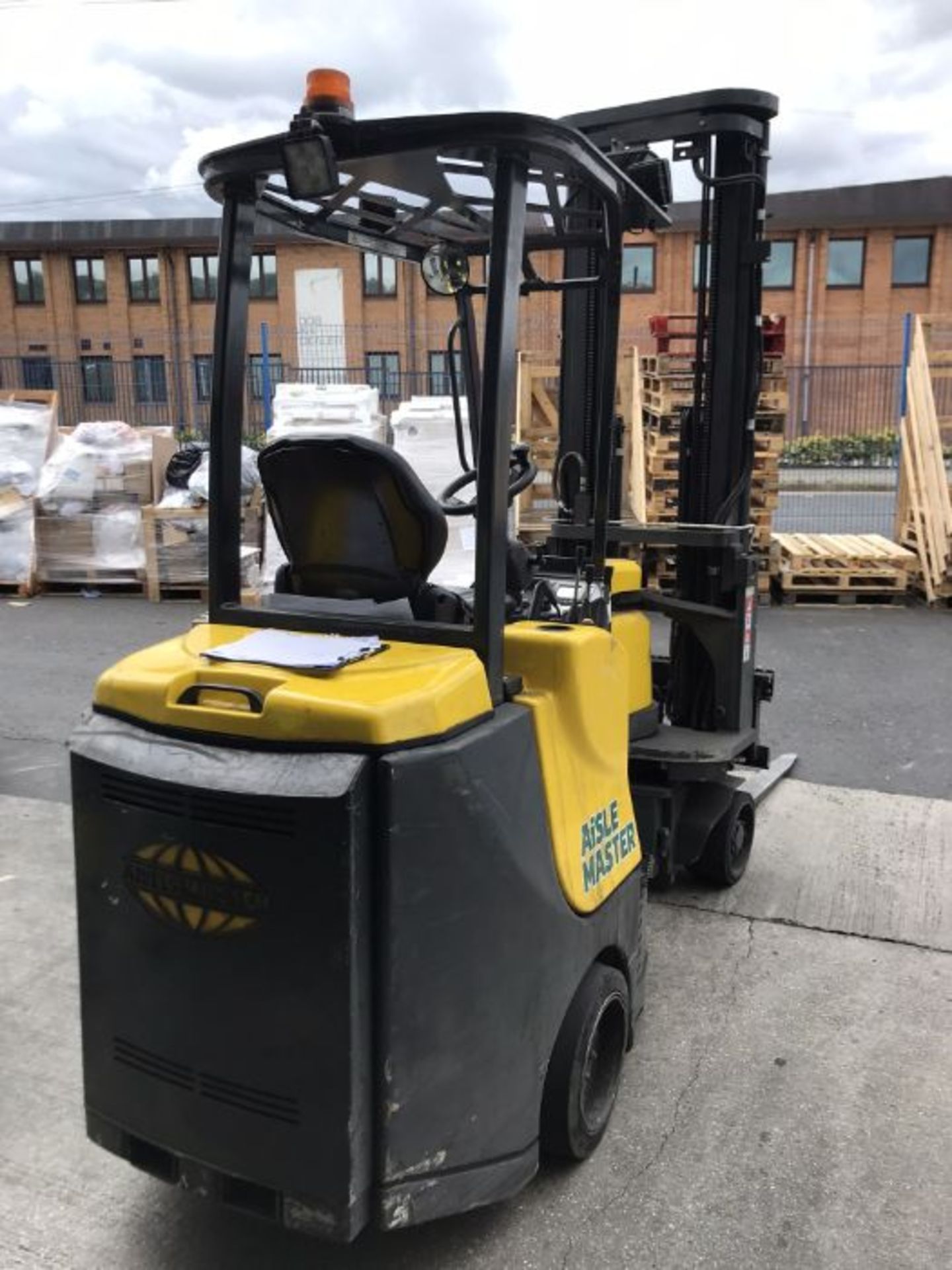 Aisle-Master 15 SE 1,500kg electric articulated fork lift truck (2018) - Image 4 of 8