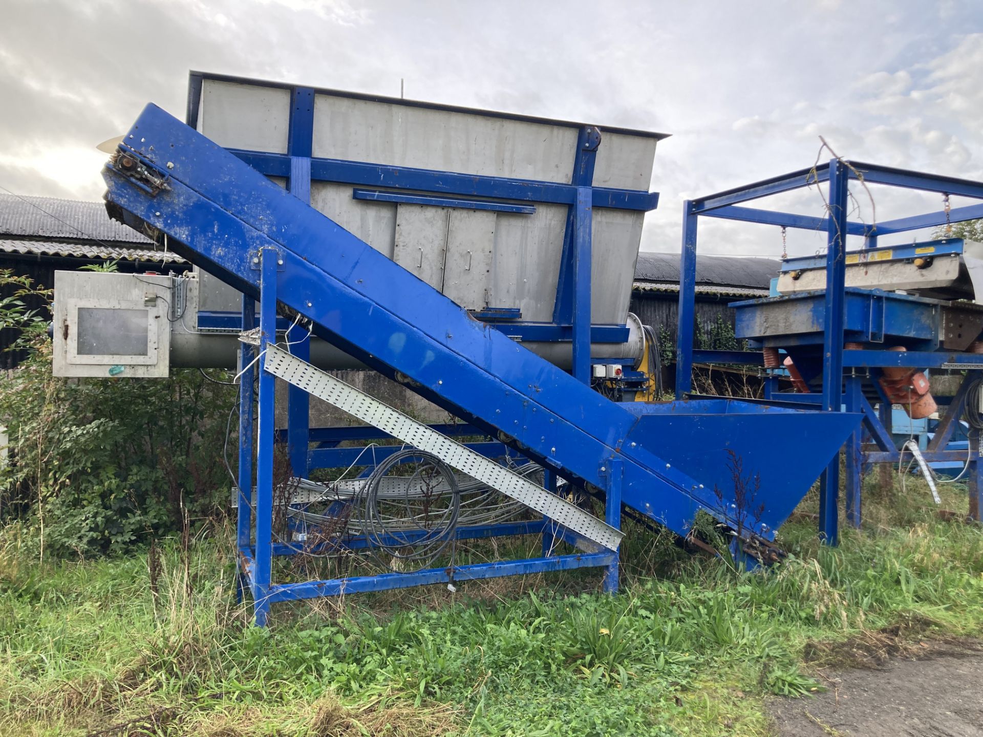 Inclined feed flight conveyor with hopper