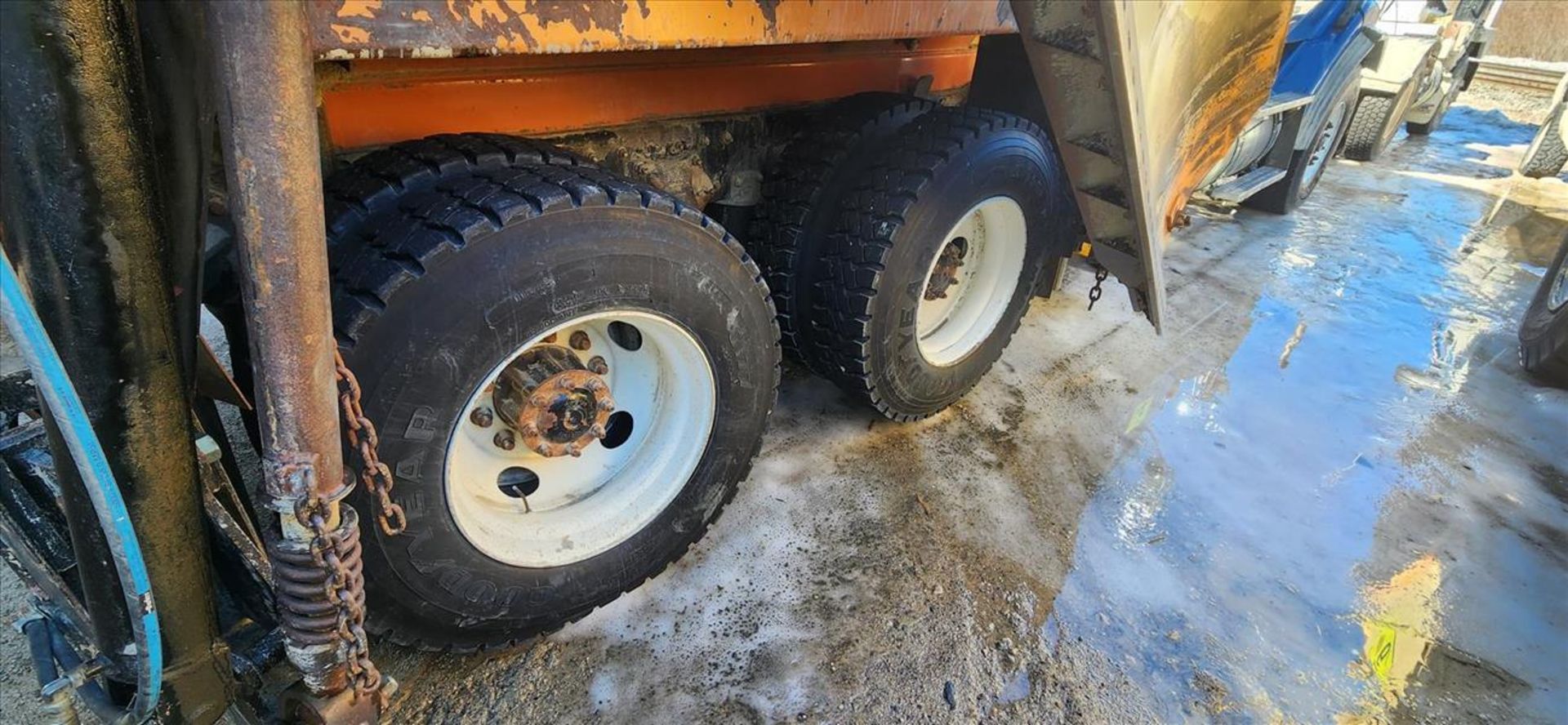 Sterling salt truck, CAT eng., T/A, dual-rears, approx. 57943 km c/w side plow & Beau-Roc salt - Image 11 of 16