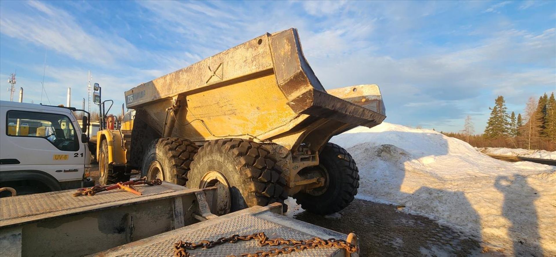 Caterpillar haul truck, mod. 735. ser. no. CAT00735LBIN00681, approx. 22641 hrs. w/ dump box - Image 2 of 7