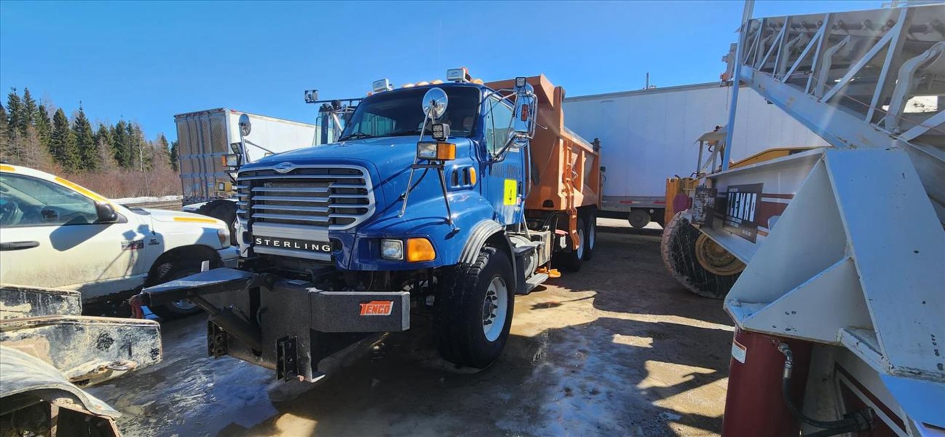 Sterling salt truck, CAT eng., T/A, dual-rears, approx. 57943 km c/w side plow & Beau-Roc salt - Image 3 of 16