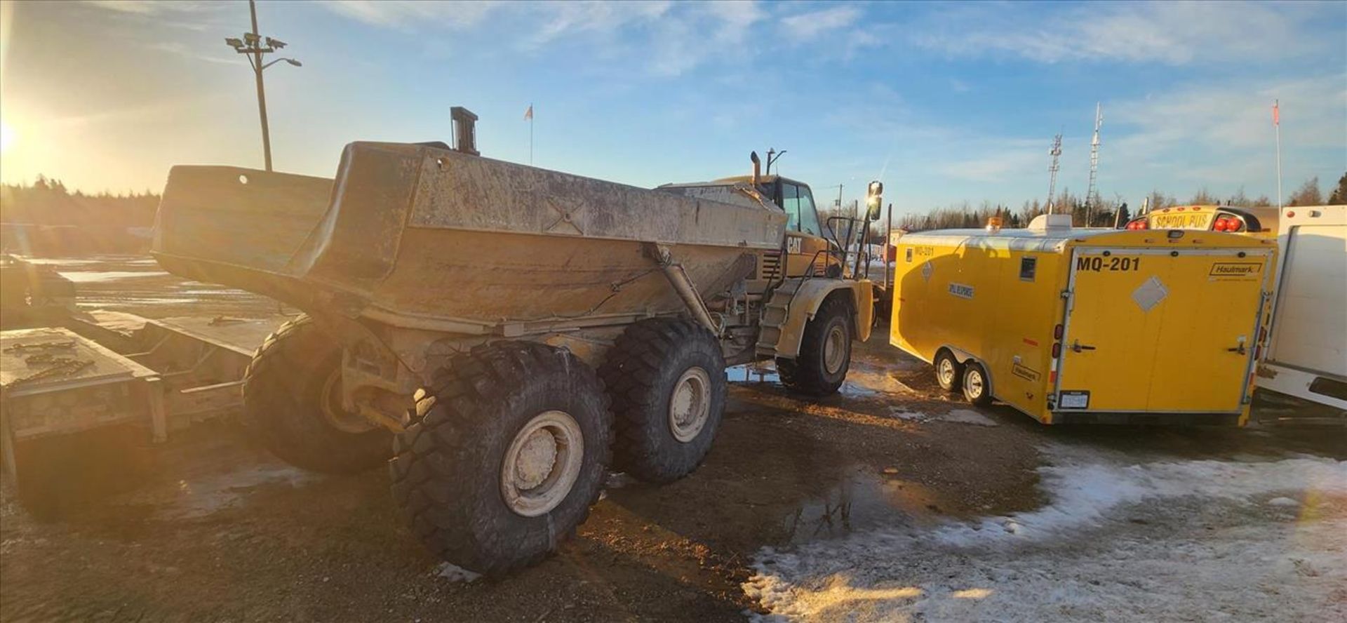 Caterpillar haul truck, mod. 735. ser. no. CAT00735LBIN00681, approx. 22641 hrs. w/ dump box - Image 4 of 7