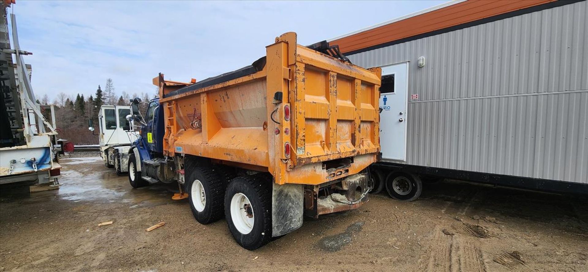 Sterling salt truck, CAT eng., T/A, dual-rears, approx. 57943 km c/w side plow & Beau-Roc salt - Image 2 of 16