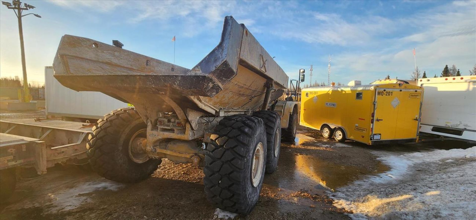 Caterpillar haul truck, mod. 735. ser. no. CAT00735LBIN00681, approx. 22641 hrs. w/ dump box - Image 3 of 7