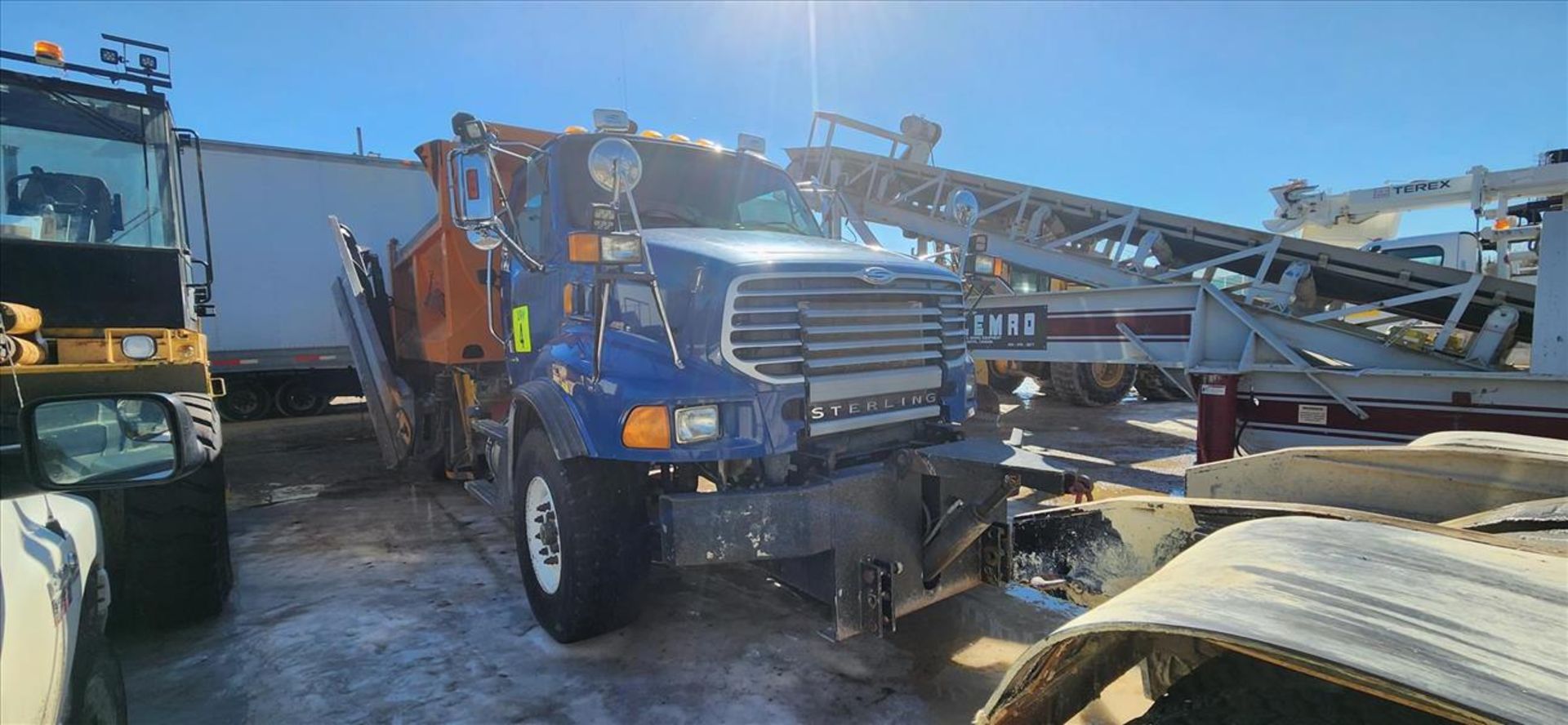 Sterling salt truck, CAT eng., T/A, dual-rears, approx. 57943 km c/w side plow & Beau-Roc salt - Image 4 of 16