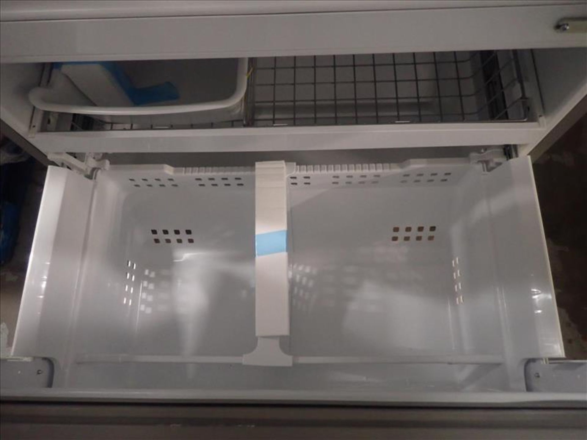 Frigidaire bottom freezer french door refrigerator, mod. LGHD2369TF8, ice maker, stainless steel - Image 4 of 6
