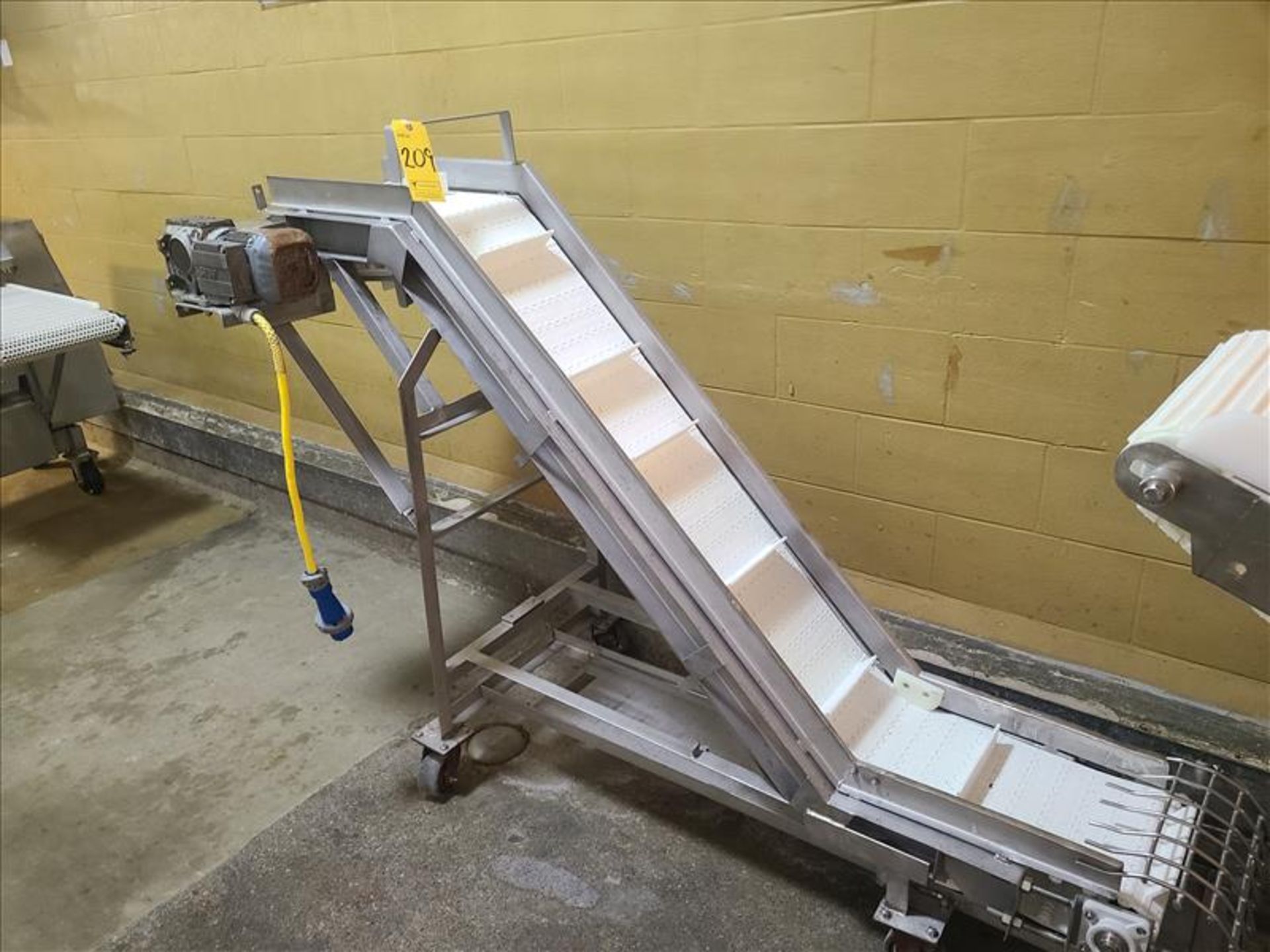 inclined fluted belt conveyor, stainless steel, pwr, wash-down motor 0.37 kW, 12 in. x 7 ft. x 52