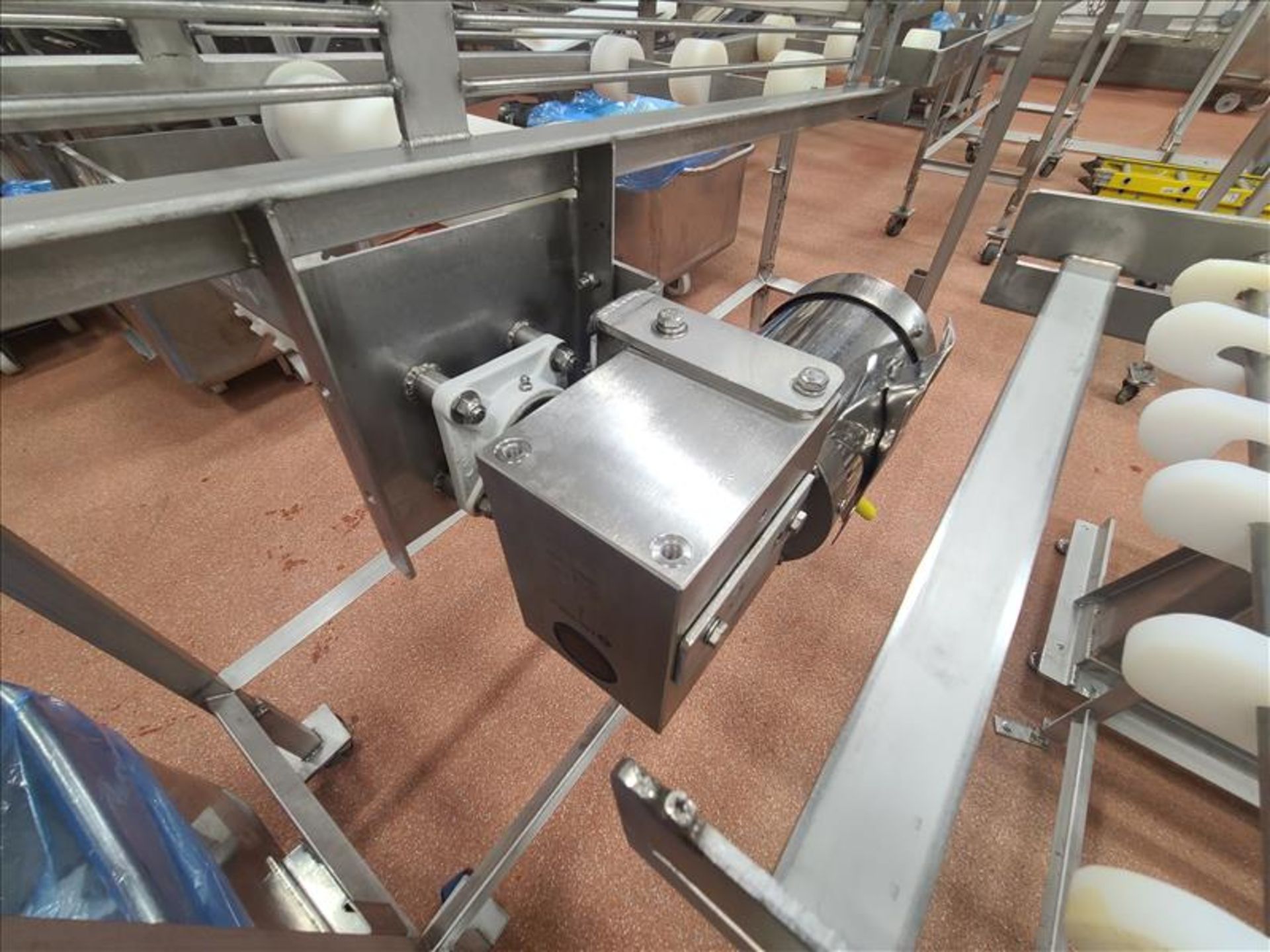 inclined transfer belt conveyor, stainless steel, pwr, wash-down motor 1 hp, 12 in. x 20 ft. x 52 - Image 4 of 5