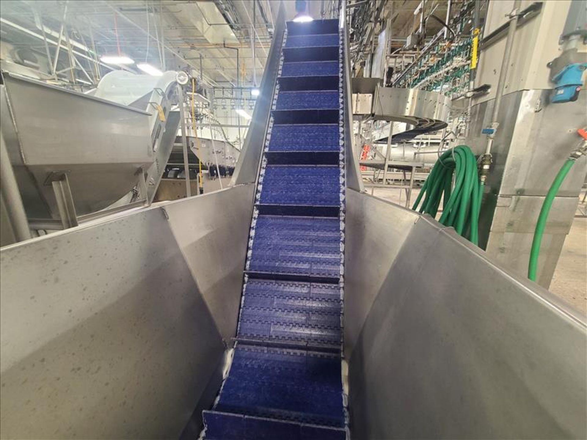 inclined fluted belt conveyor, stainless steel, pwr, wash-down motor 0.5 hp, 18 in. x 16 ft. x 7 ft. - Image 2 of 4