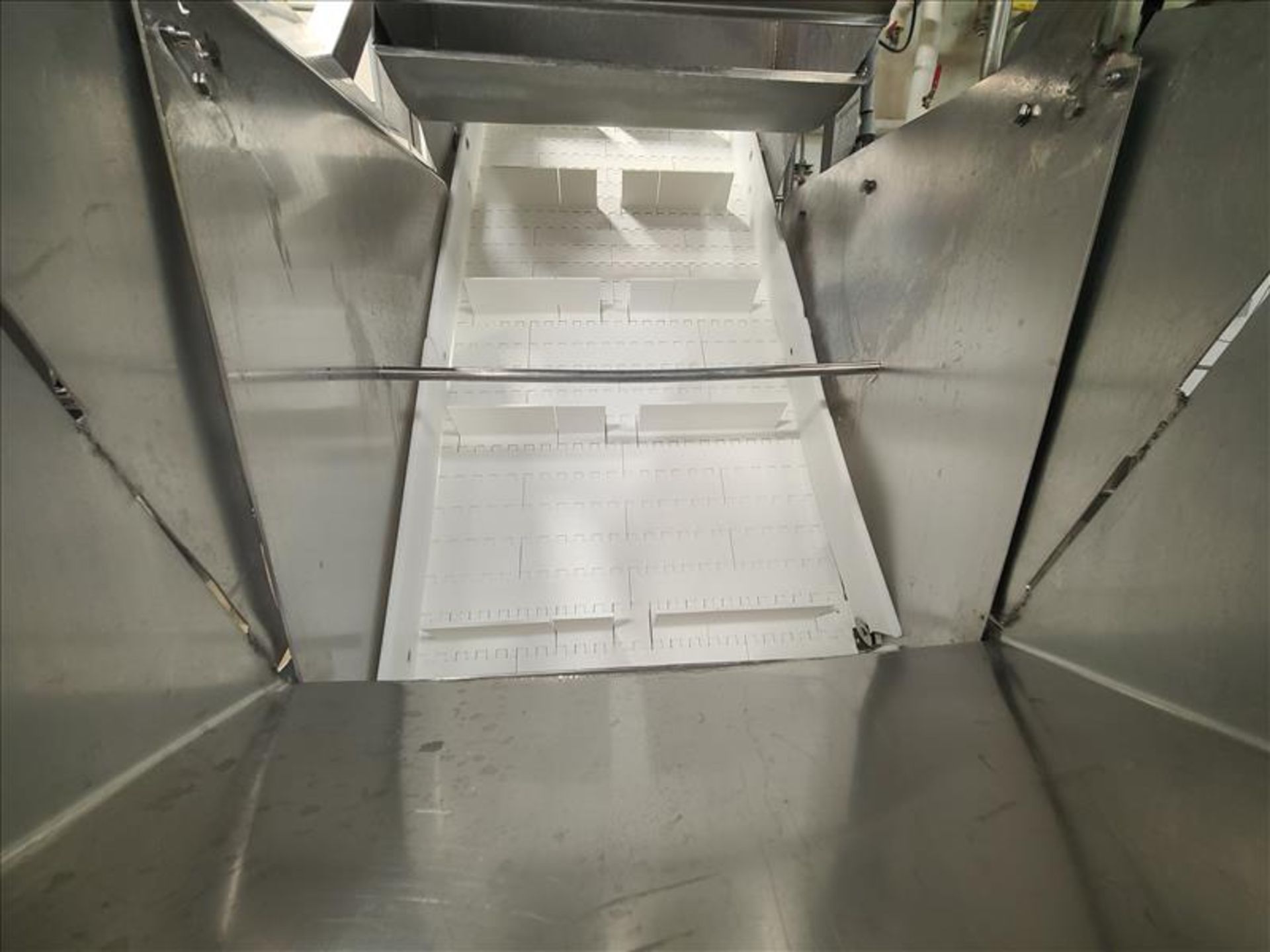 hopper/weigher, stainless steel, MetlerToledo IND780 weight indicator, c/w fluted inclined conveyor, - Image 2 of 5