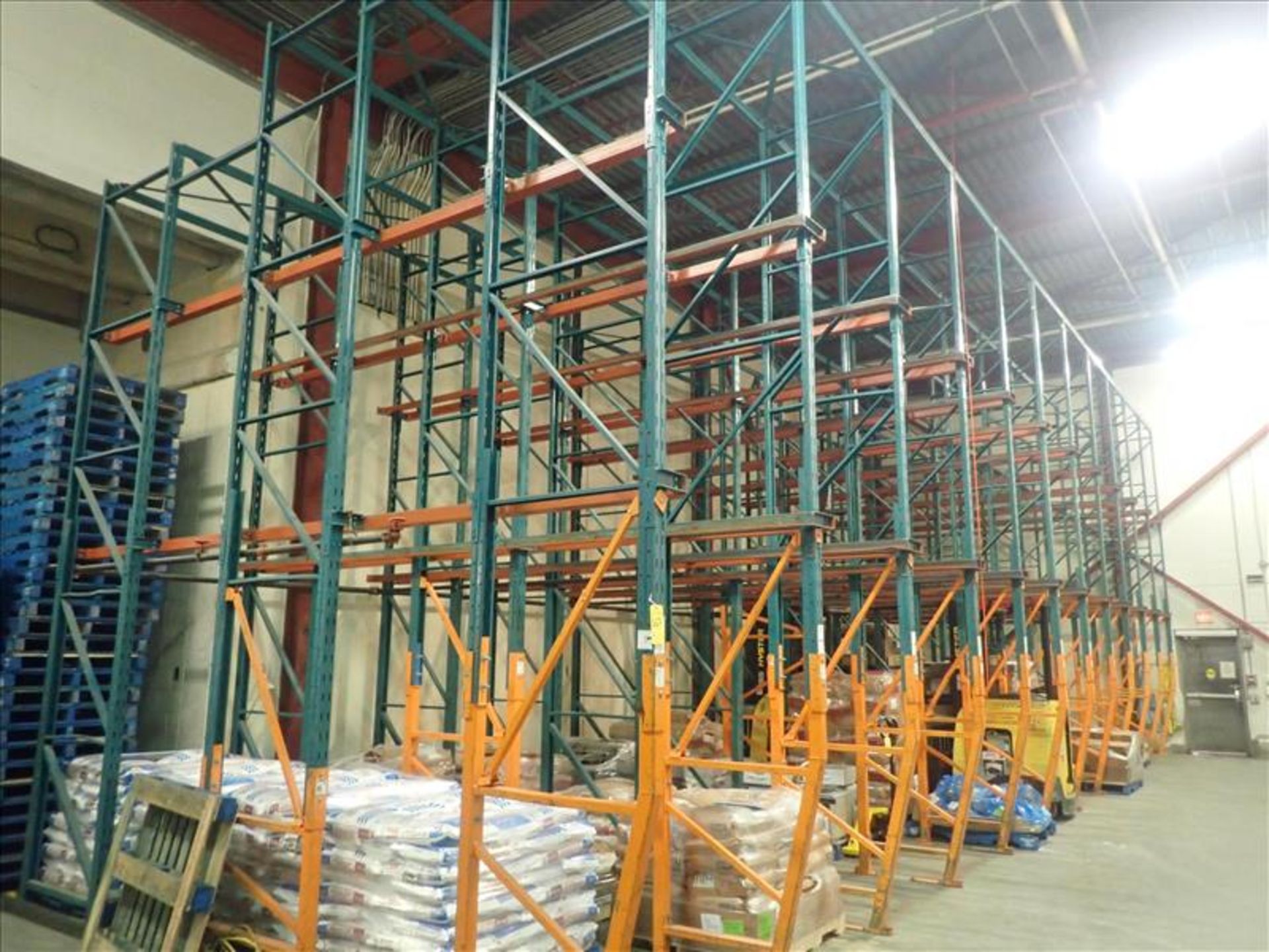 (11 sec.) drive through pallet racking, 3-level, 1130 kg/pallet cap., approx. 17 ft. deep x 16 ft.