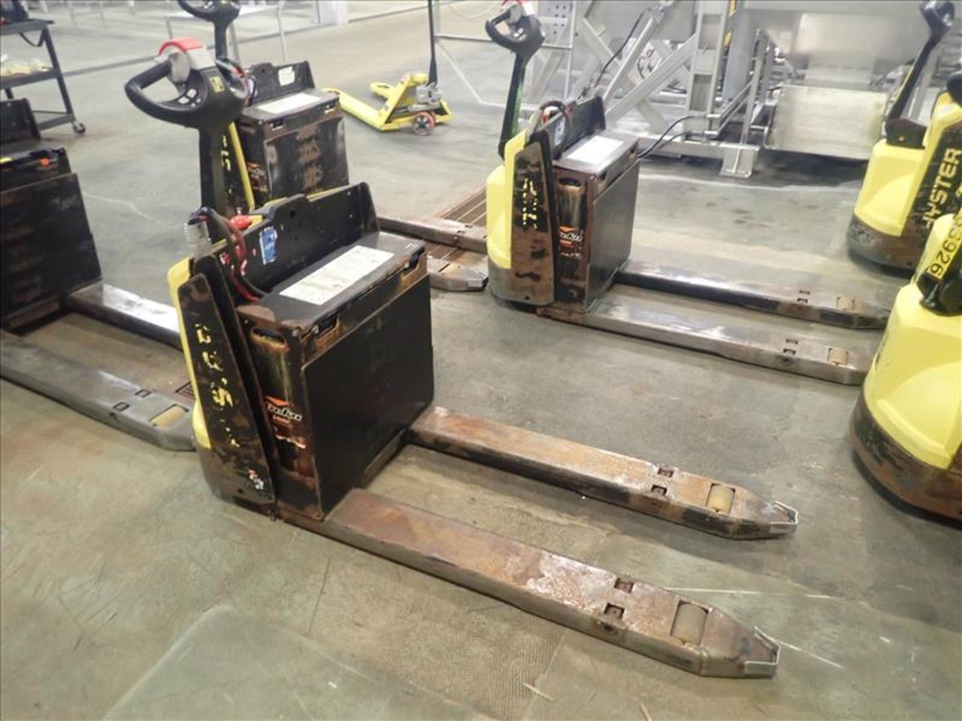 Hyster walk-behind pallet truck, mod. W45ZHD,4500 lbs. cap., 24V (charger sold separately), no. - Image 2 of 2