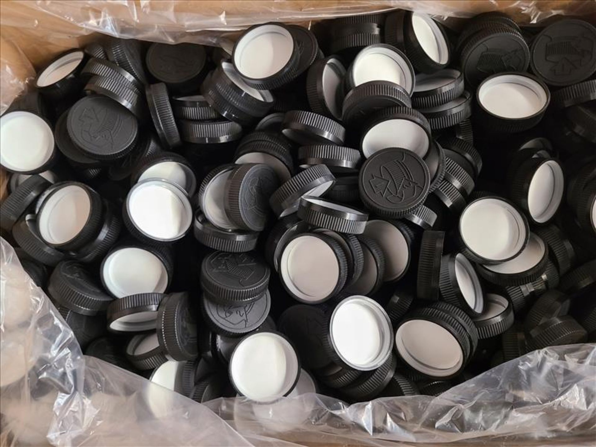 (approx. 81000) 53mm CR lids, black w/ induction liner - Image 2 of 5