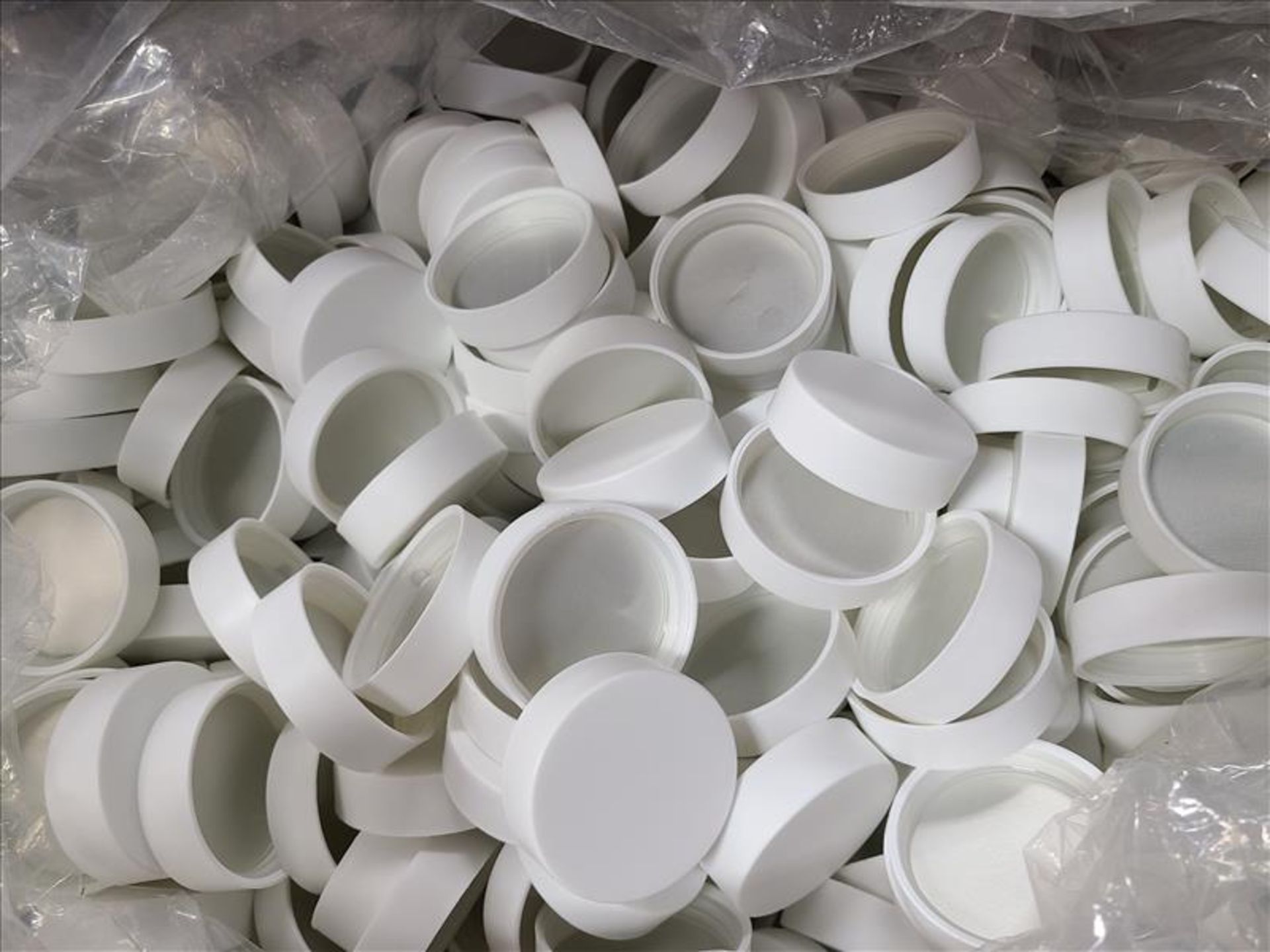 (approx. 56000) 53/400 lids, white w/ induction liner - Image 2 of 5