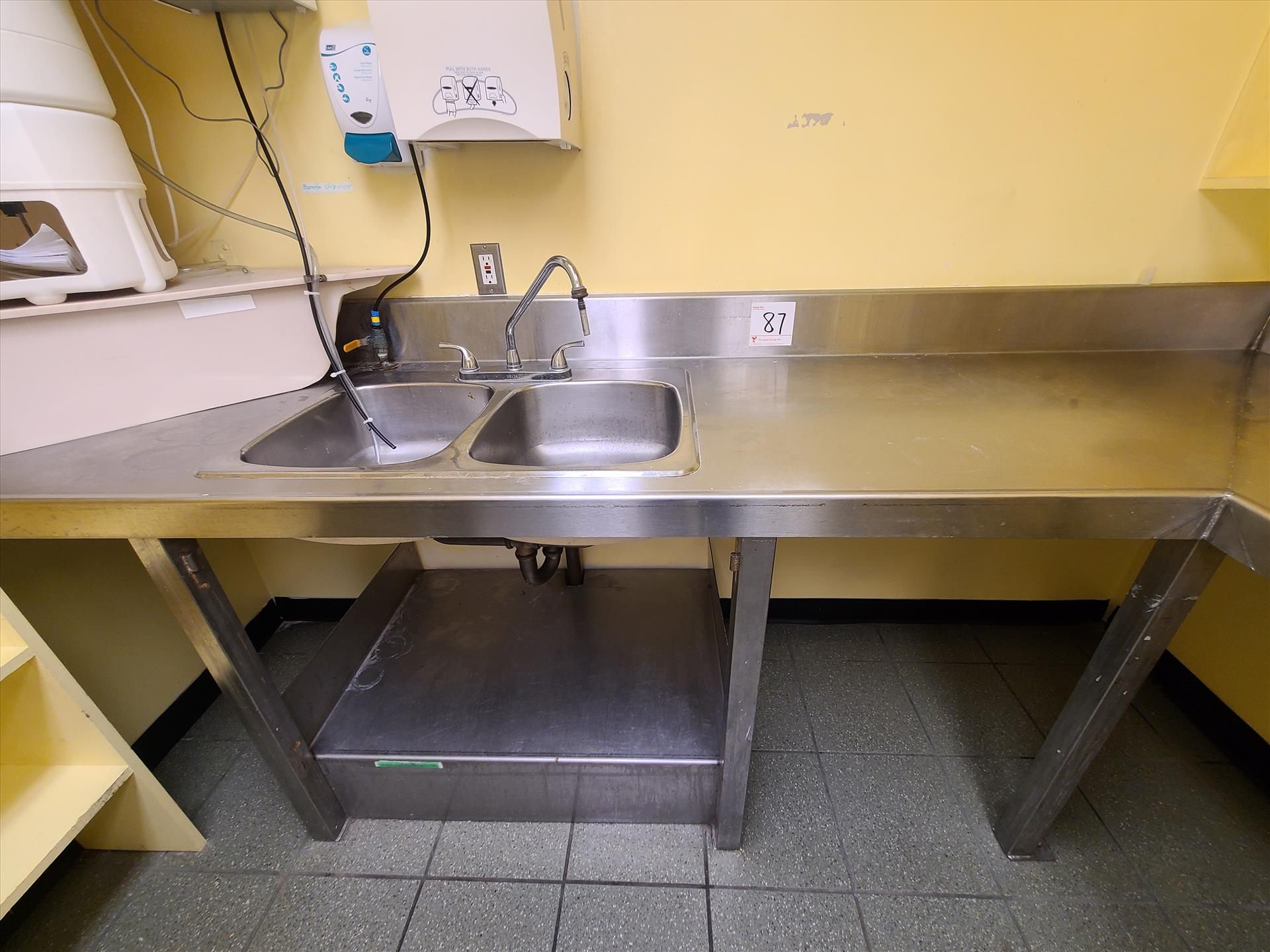 counter, stainless steel, approx. 28 in. x 22 ft. w/ sink [Loc. Lab] - Image 2 of 4