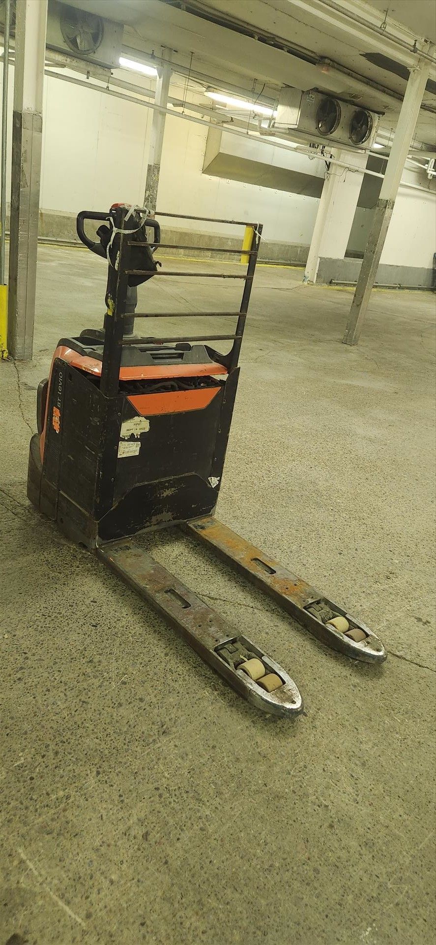 BT ride-on platform electric pallet truck, mod. Levio LPE200, 2000 lbs. cap. 24V c/w battery (code 1 - Image 2 of 3