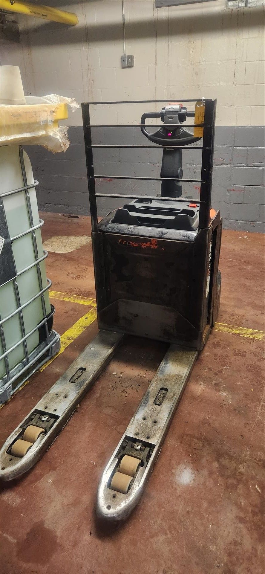 BT ride-on platform electric pallet truck, mod. Levio LPE200, 2000 lbs. cap. 24V c/w battery (code 1 - Image 2 of 3