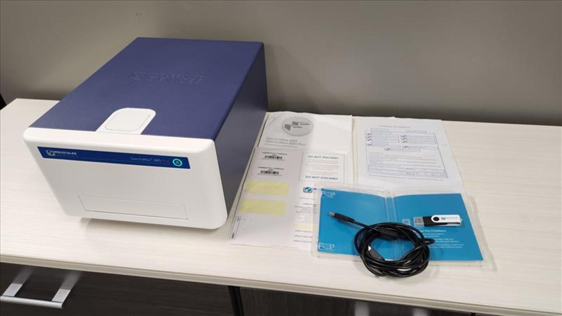Molecular Devices SpectraMax ABS Plus Absorbance Microplate Reader, S/N ABP01300 with SoftMax Pro