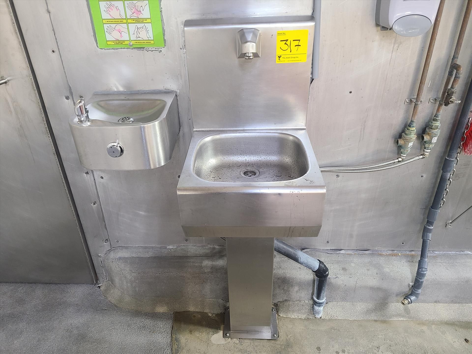 Itec hand sink, touchless operation, stainless steel c/w stainless steel water fountain [Loc.