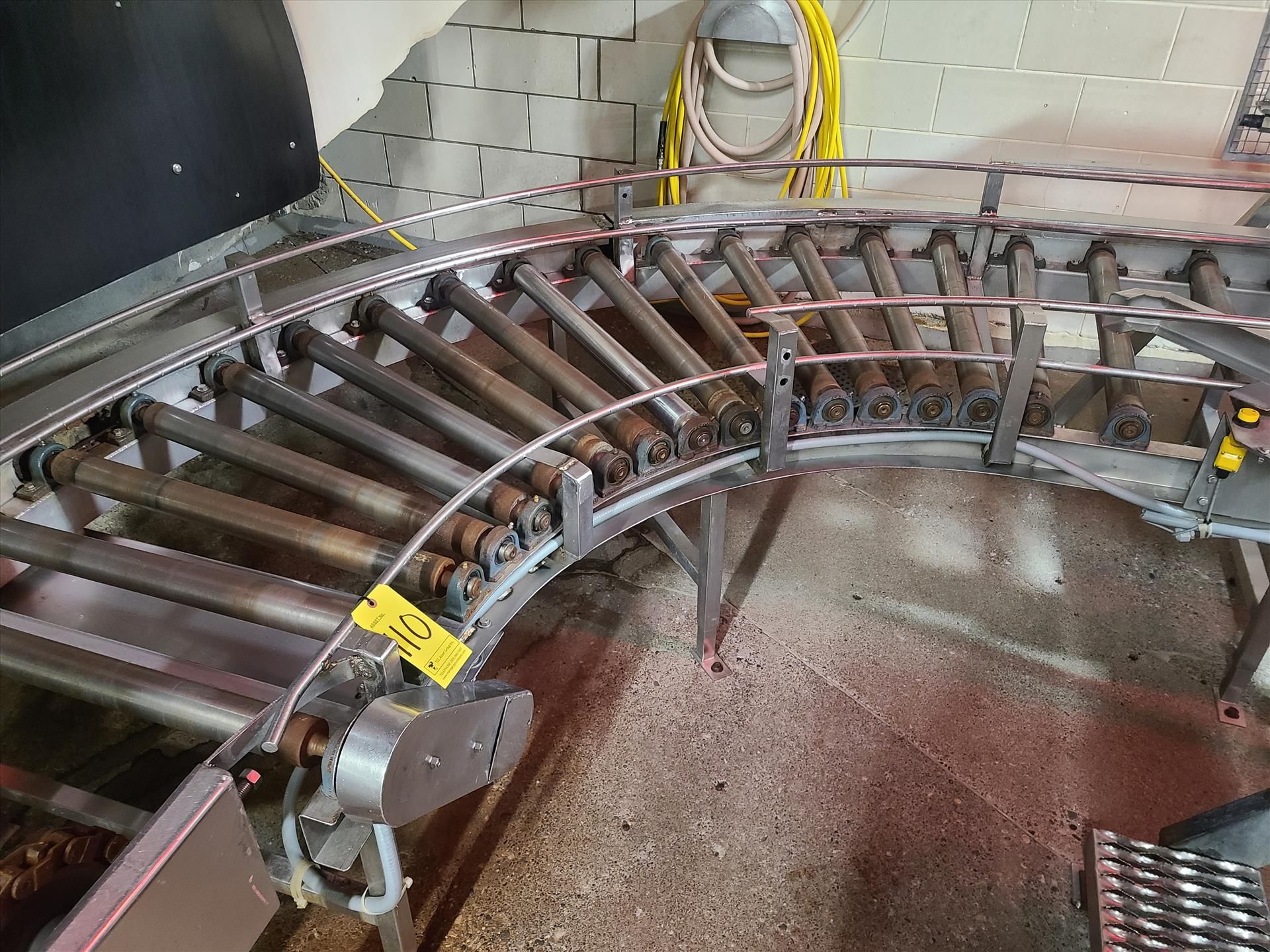 roller conveyor, stainless steel approx. 30 in. x 10 ft., 90 deg., power [Loc. Live Rec./Kill]