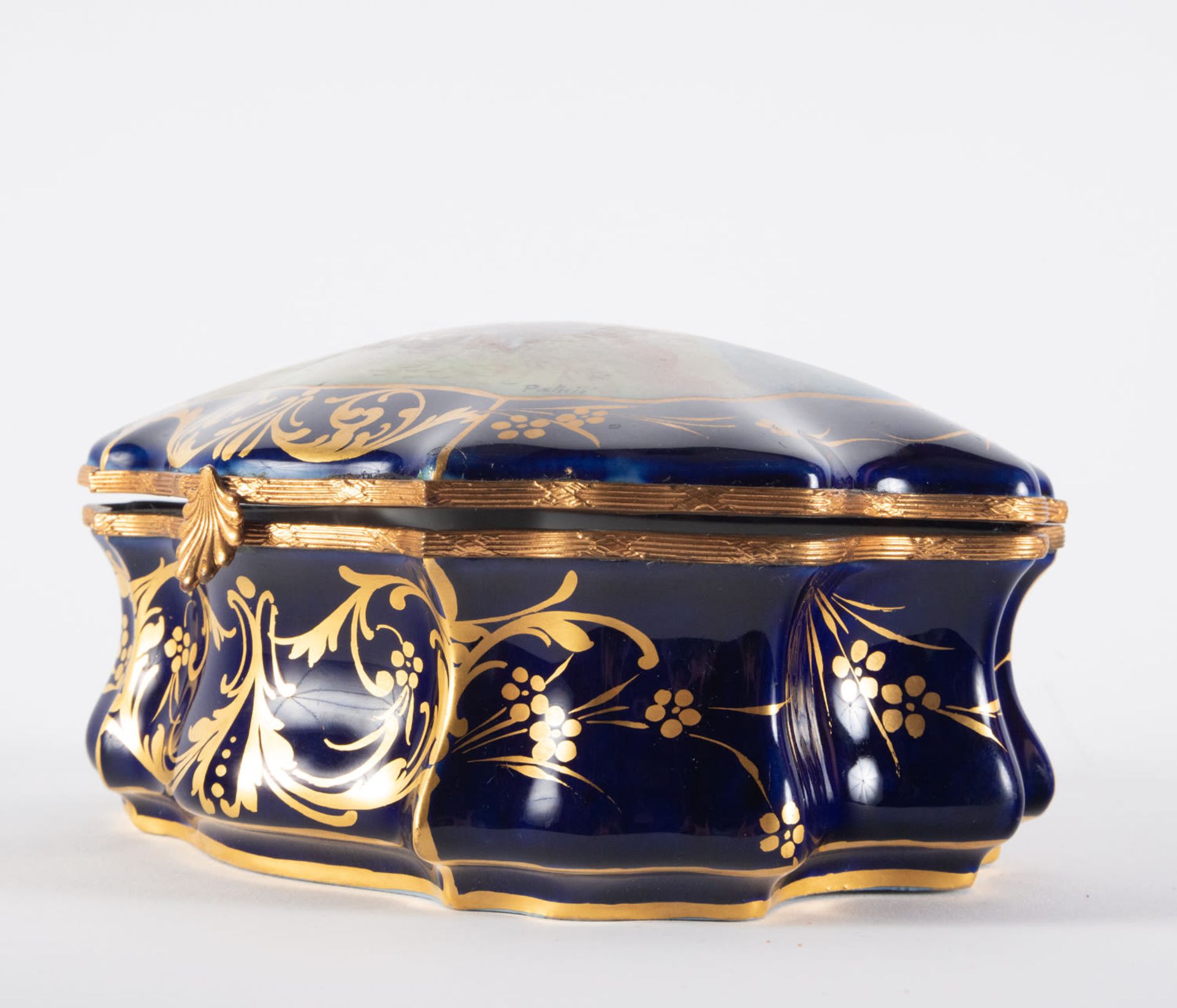Enamelled Sèvres porcelain jewelry box, 19th century, Chateau de les Etoiles series - Image 4 of 6