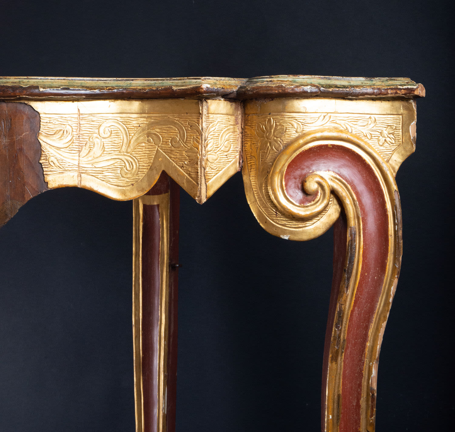 Very rare pair of colonial corner cabinets in finely gilded and sgraffito wood, Mexico, 18th century - Image 6 of 8