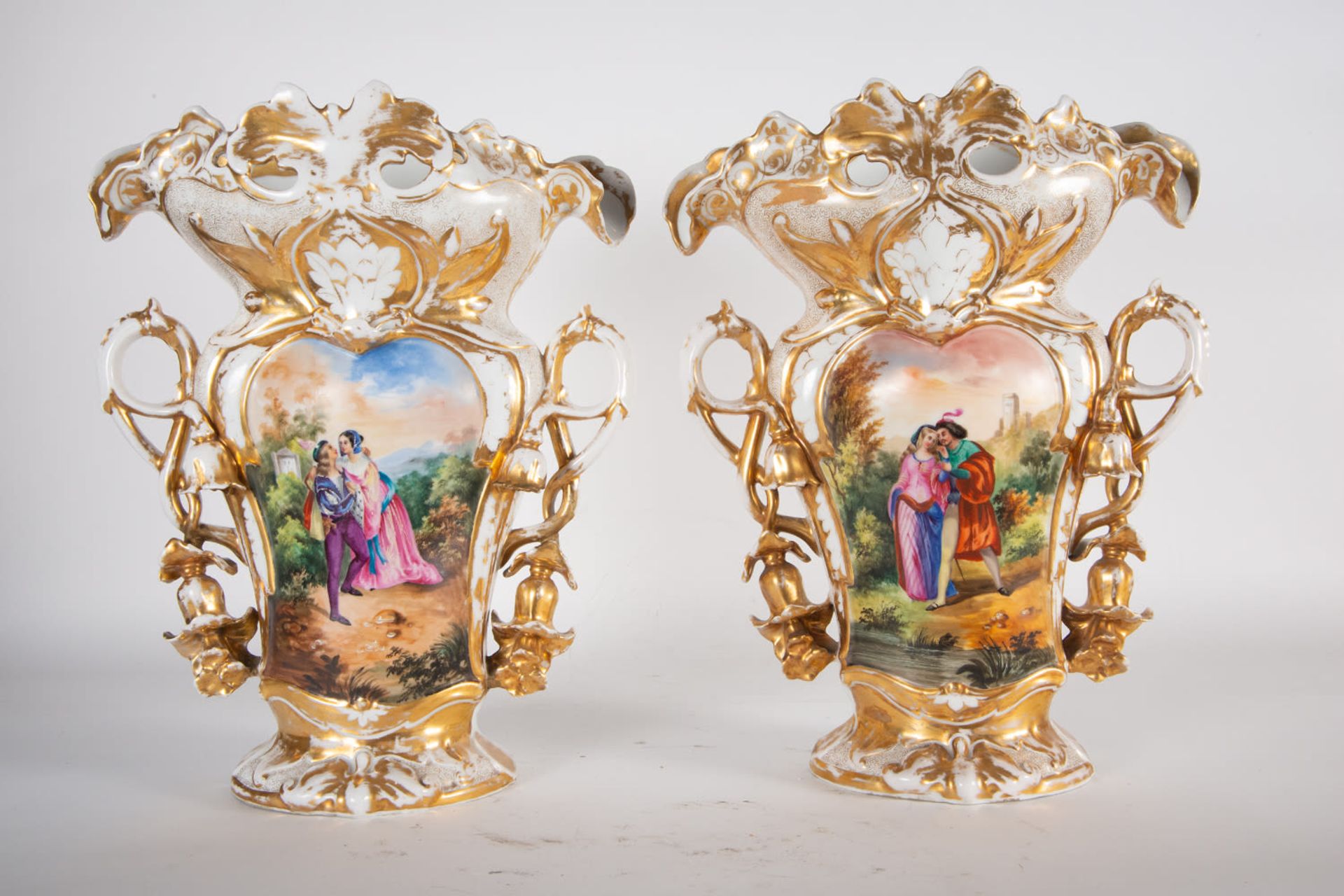 Pair of Elizabethan Vases in enameled and polychrome porcelain, 19th century