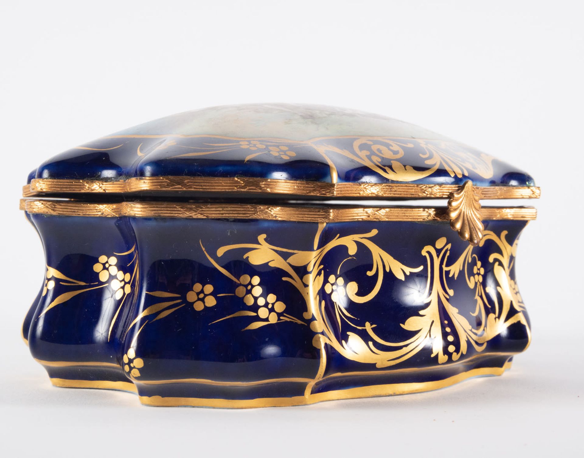 Enamelled Sèvres porcelain jewelry box, 19th century, Chateau de les Etoiles series - Image 5 of 6