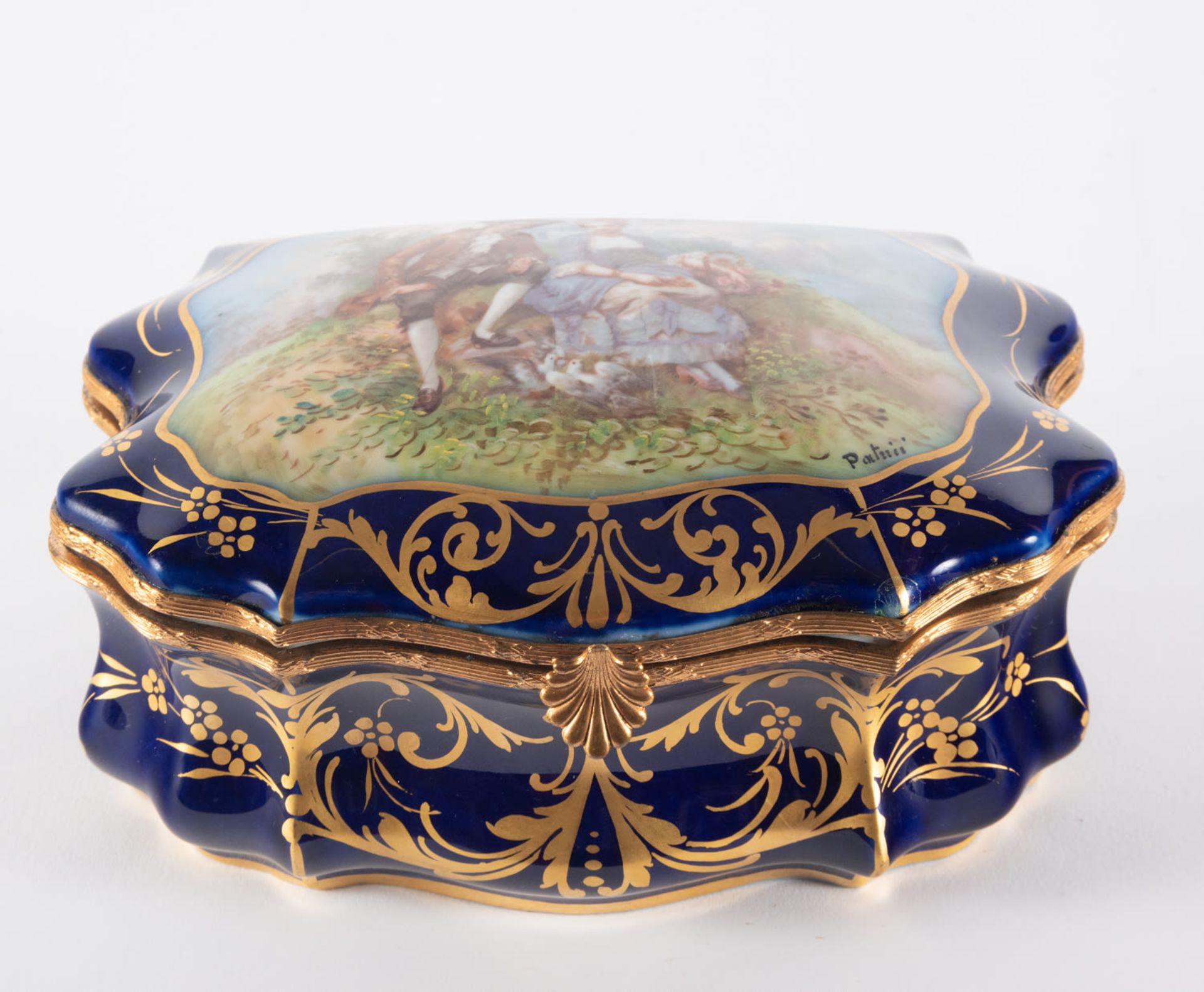 Enamelled Sèvres porcelain jewelry box, 19th century, Chateau de les Etoiles series - Image 2 of 6