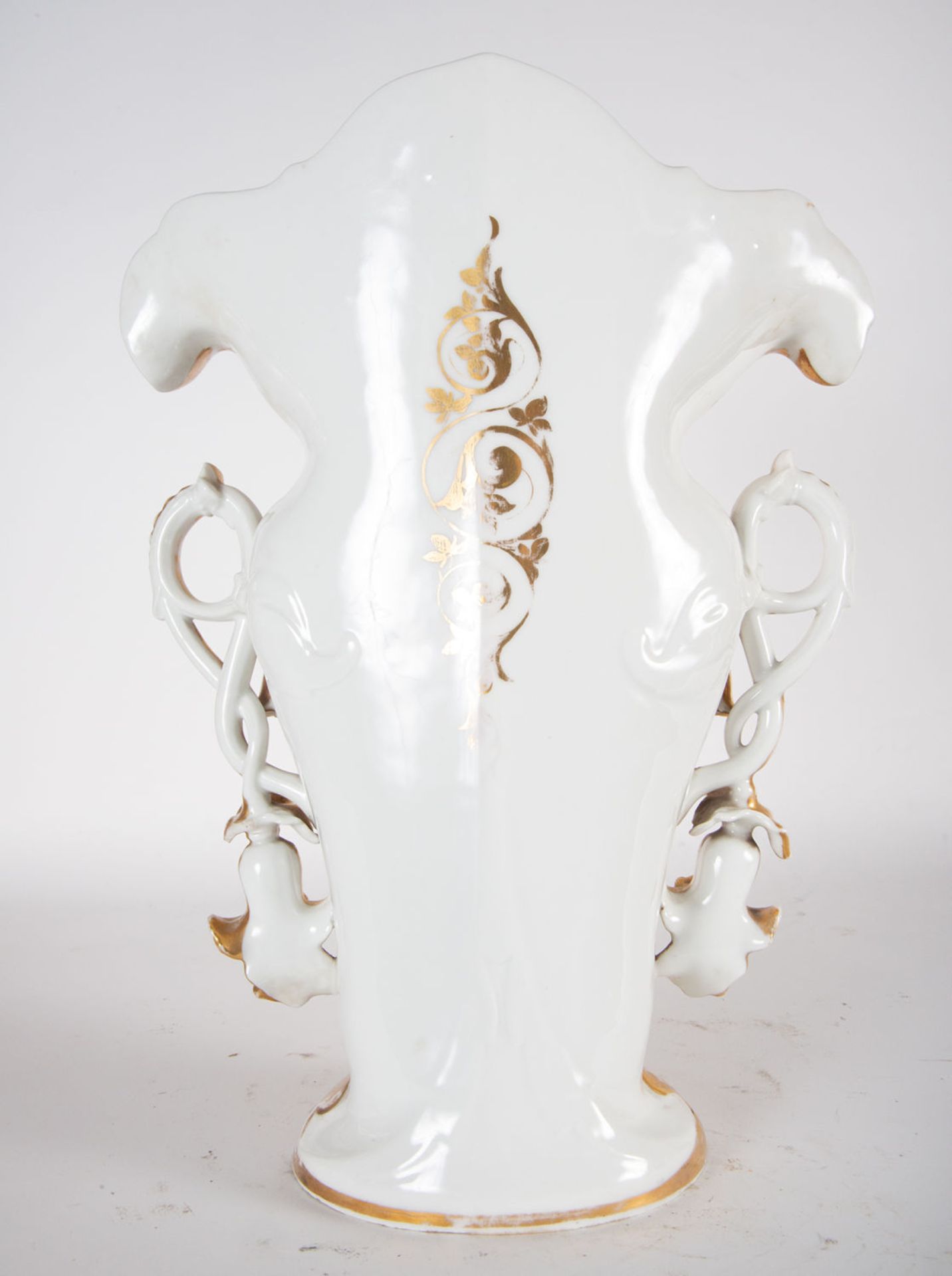 Pair of Elizabethan Vases in enameled and polychrome porcelain, 19th century - Image 5 of 10