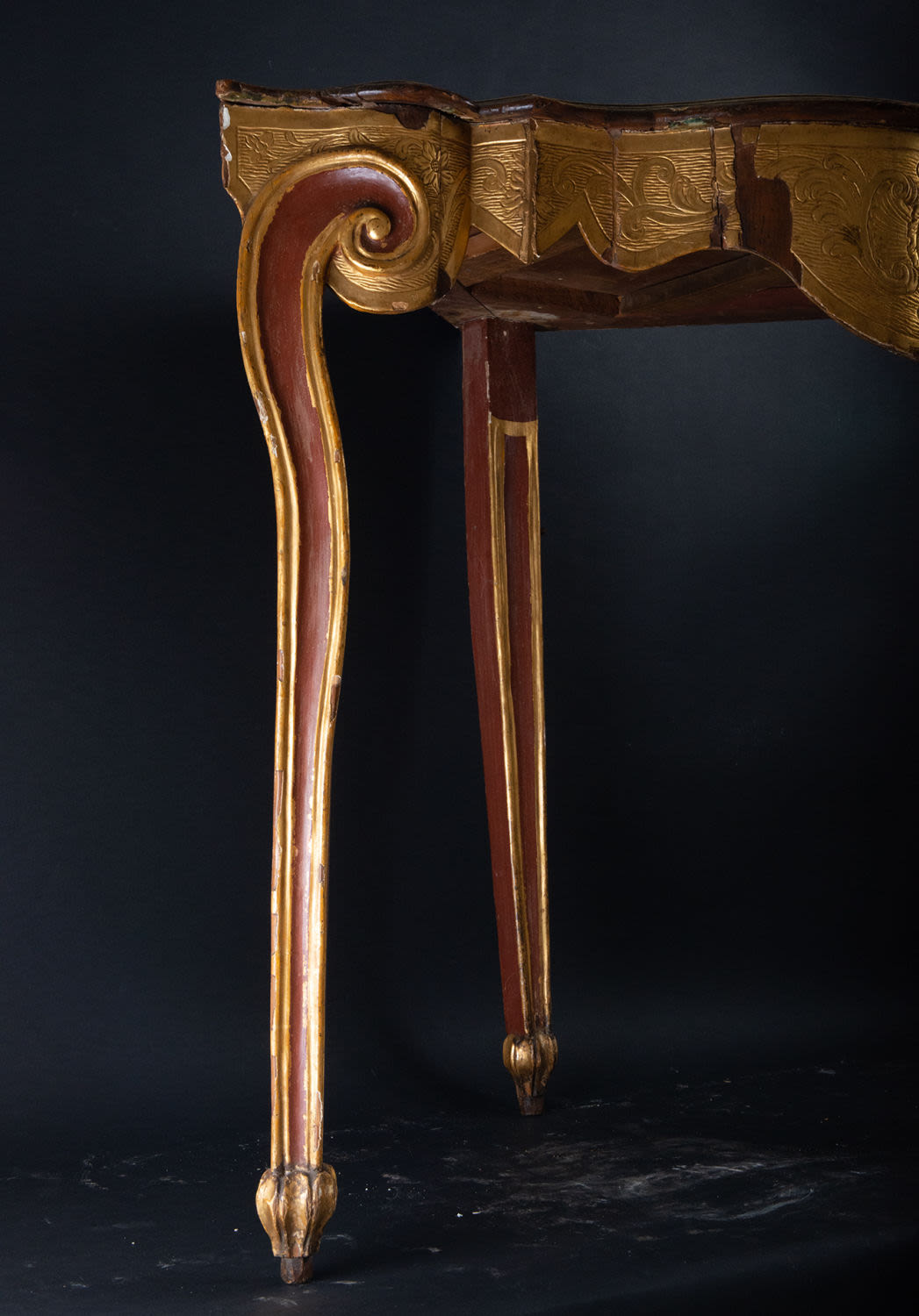 Very rare pair of colonial corner cabinets in finely gilded and sgraffito wood, Mexico, 18th century - Image 7 of 8