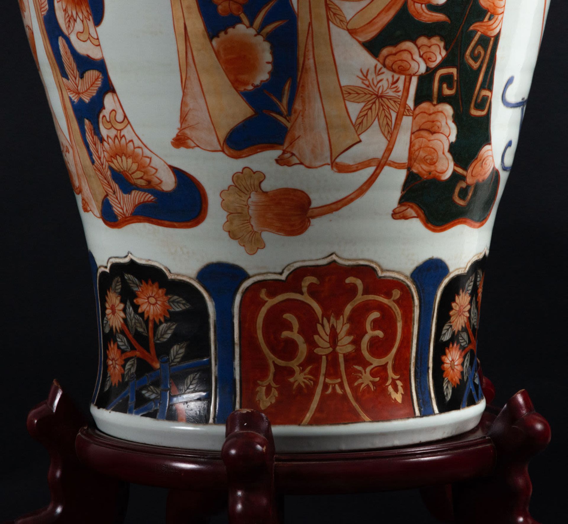 Important Pair of Japanese Imari Drums with Flowers and Characters, 19th century, Meiji Period - Image 5 of 12