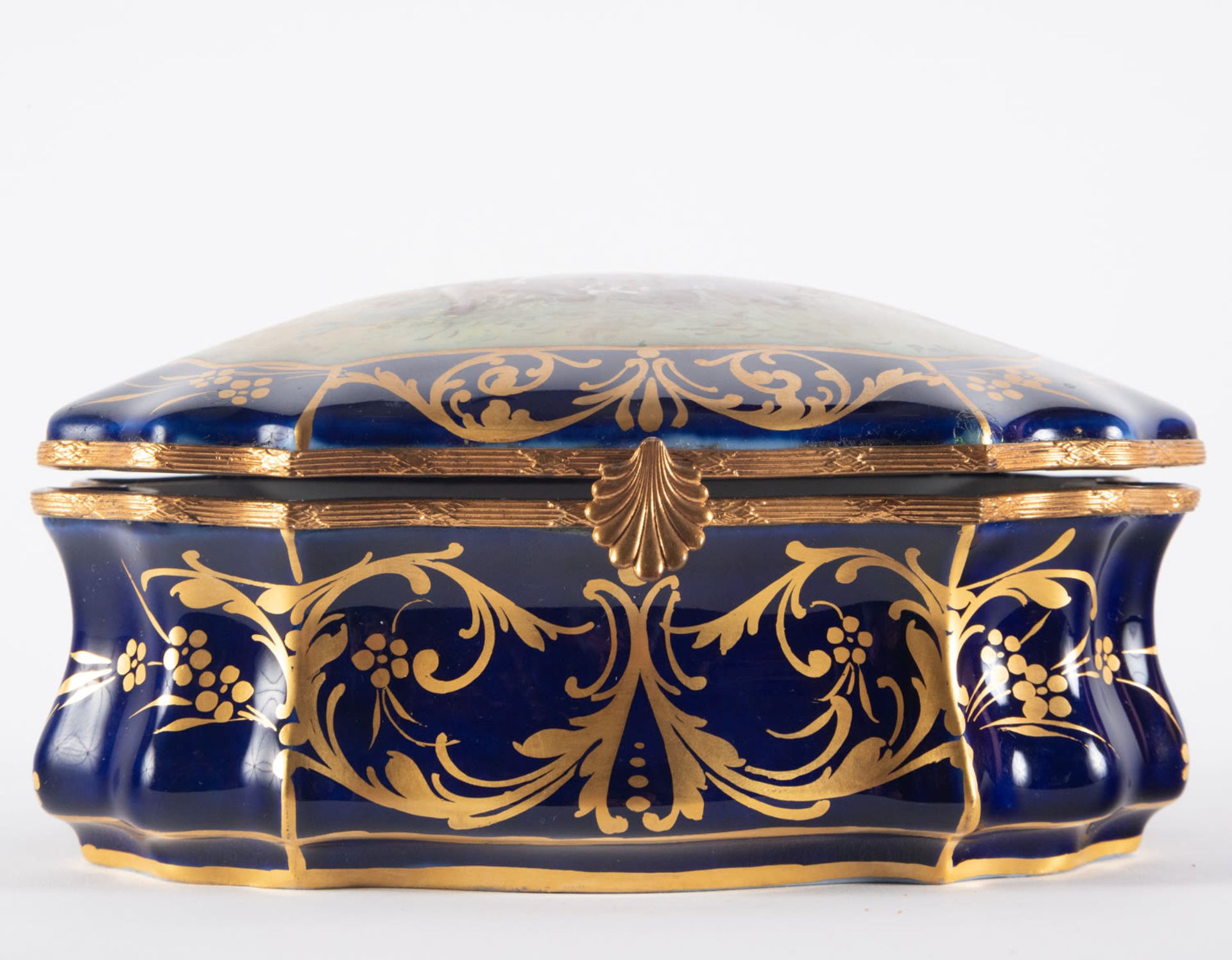 Enamelled Sèvres porcelain jewelry box, 19th century, Chateau de les Etoiles series
