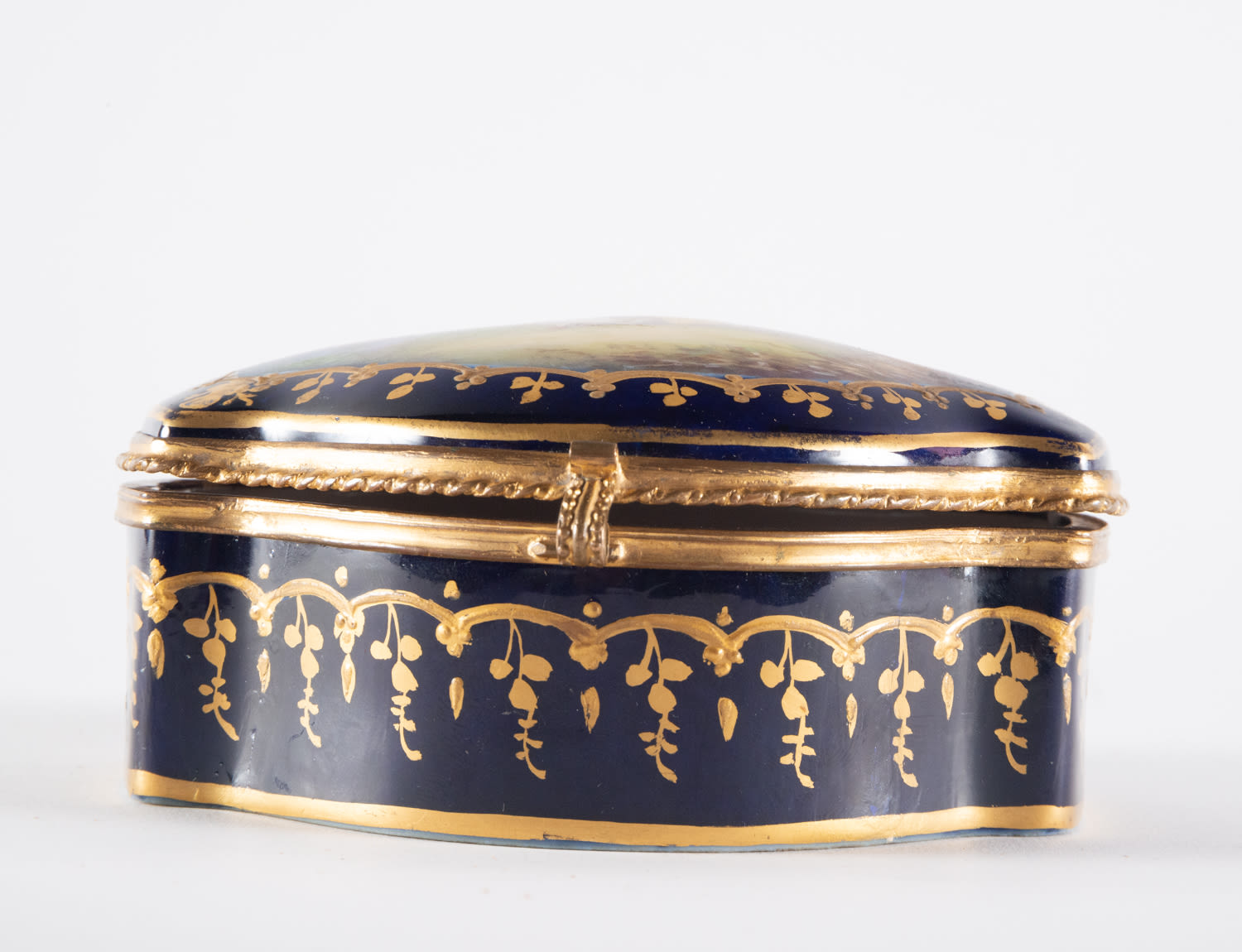 Enamelled Sèvres porcelain jewelry box, 19th century, Tuileries series