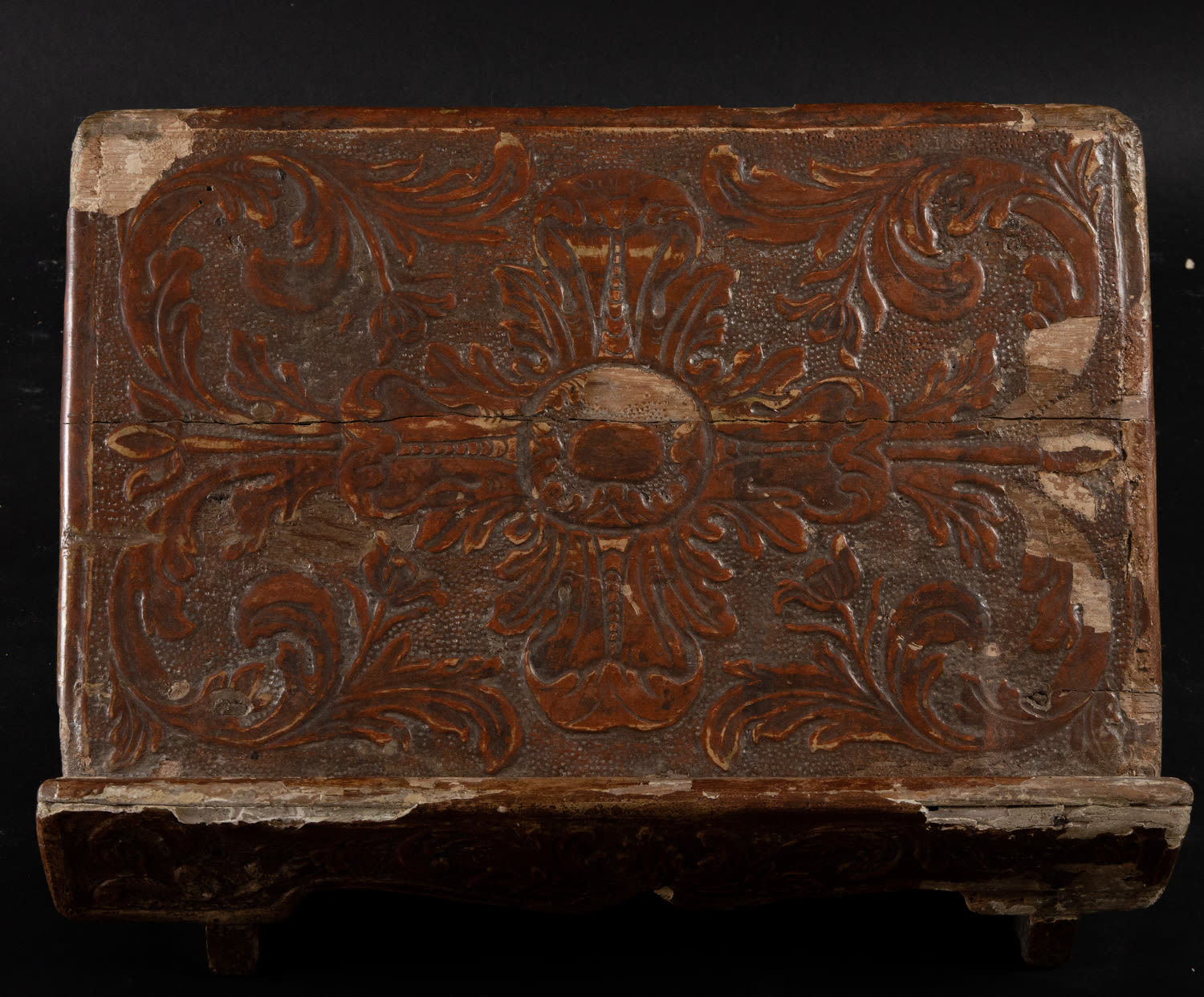 Plateresque Lectern in wood covered in Embossed Leather, 16th century