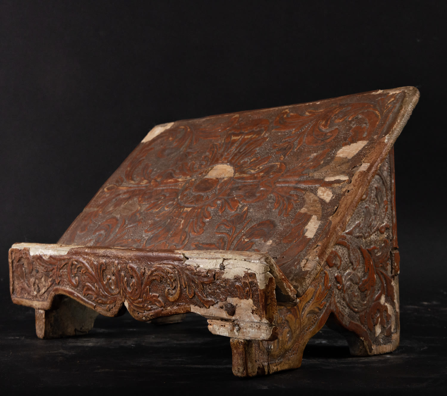 Plateresque Lectern in wood covered in Embossed Leather, 16th century - Image 2 of 4