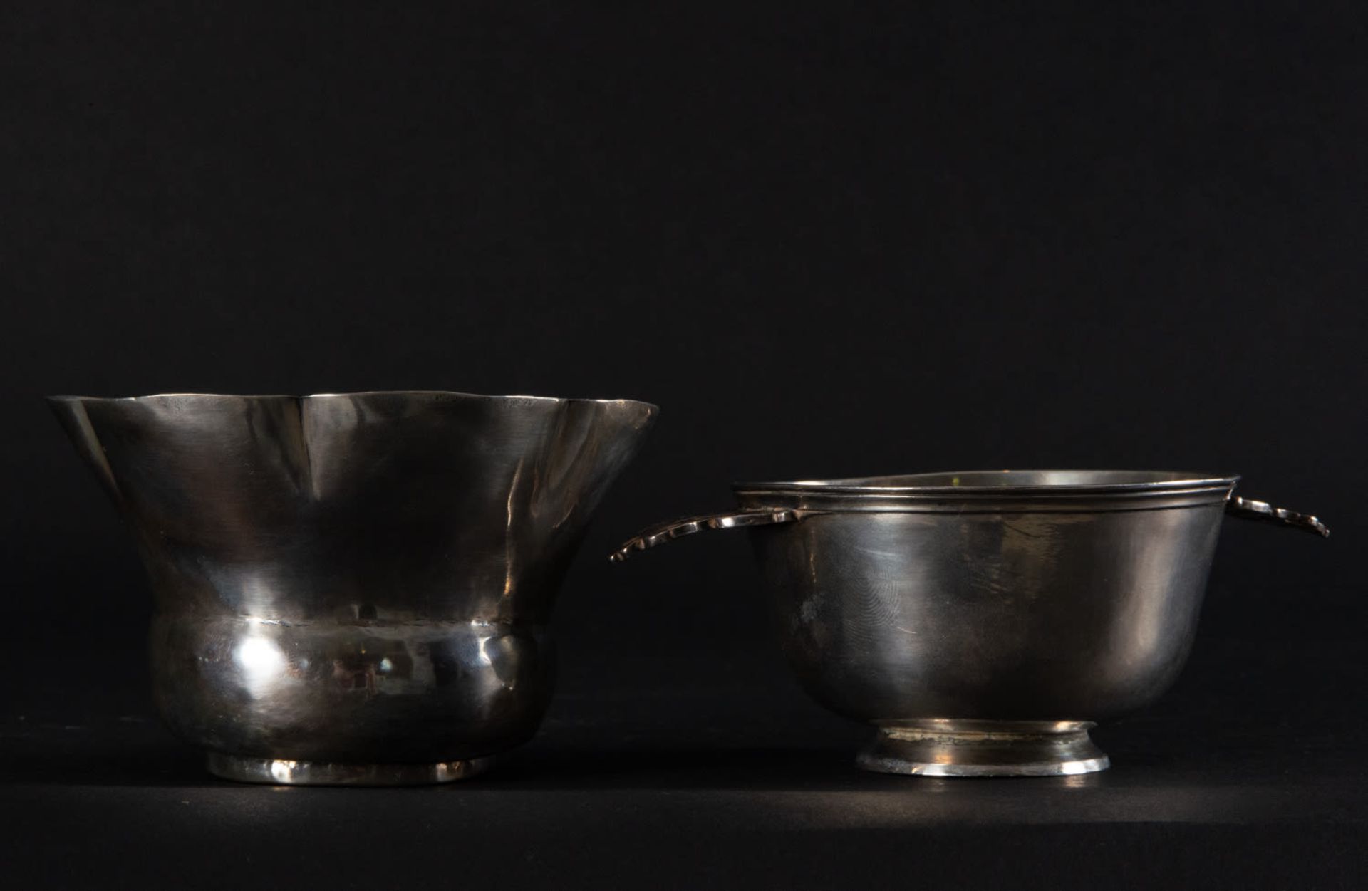 Pair of Wine Glass and Salvilla in solid silver from the 18th century, marks of Grande, Córdoba