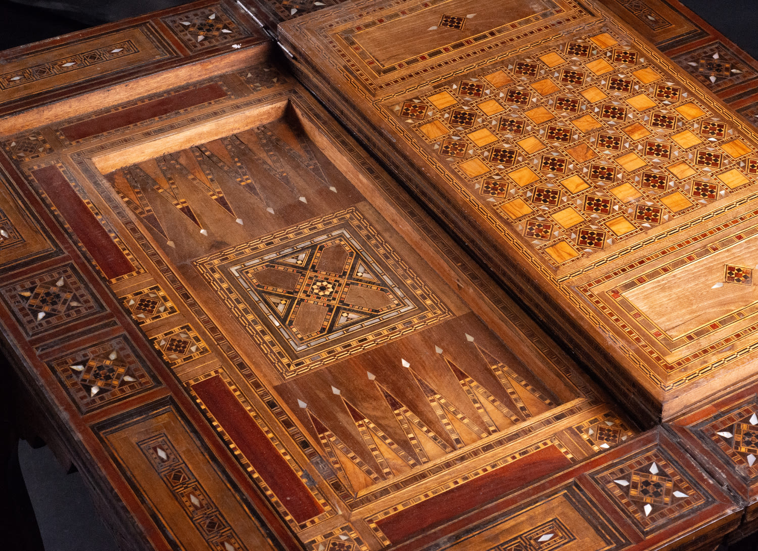 Important Games Table from Granada in Wood and Mother of Pearl Inlay, 19th century - Image 3 of 15