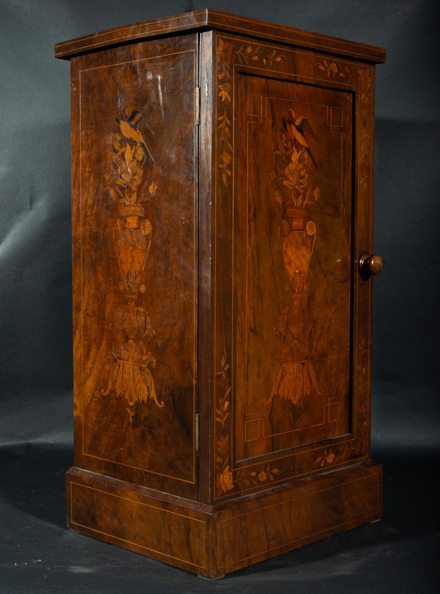 Important pair of English Regency-style Walnut root nightstands, England, 19th century - Image 3 of 4