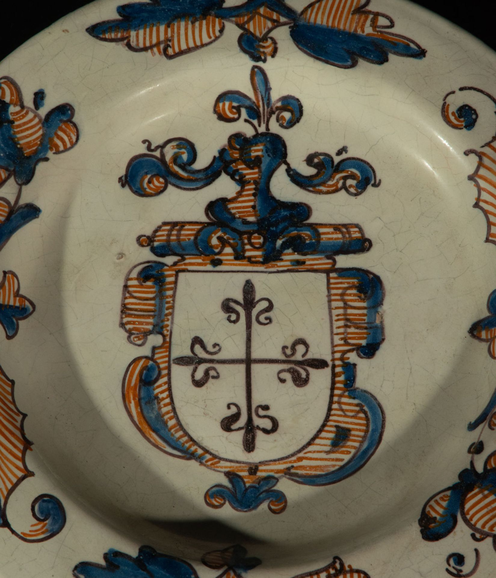 Talavera ceramic plate with Carmelite shield, 18th century - Bild 3 aus 6