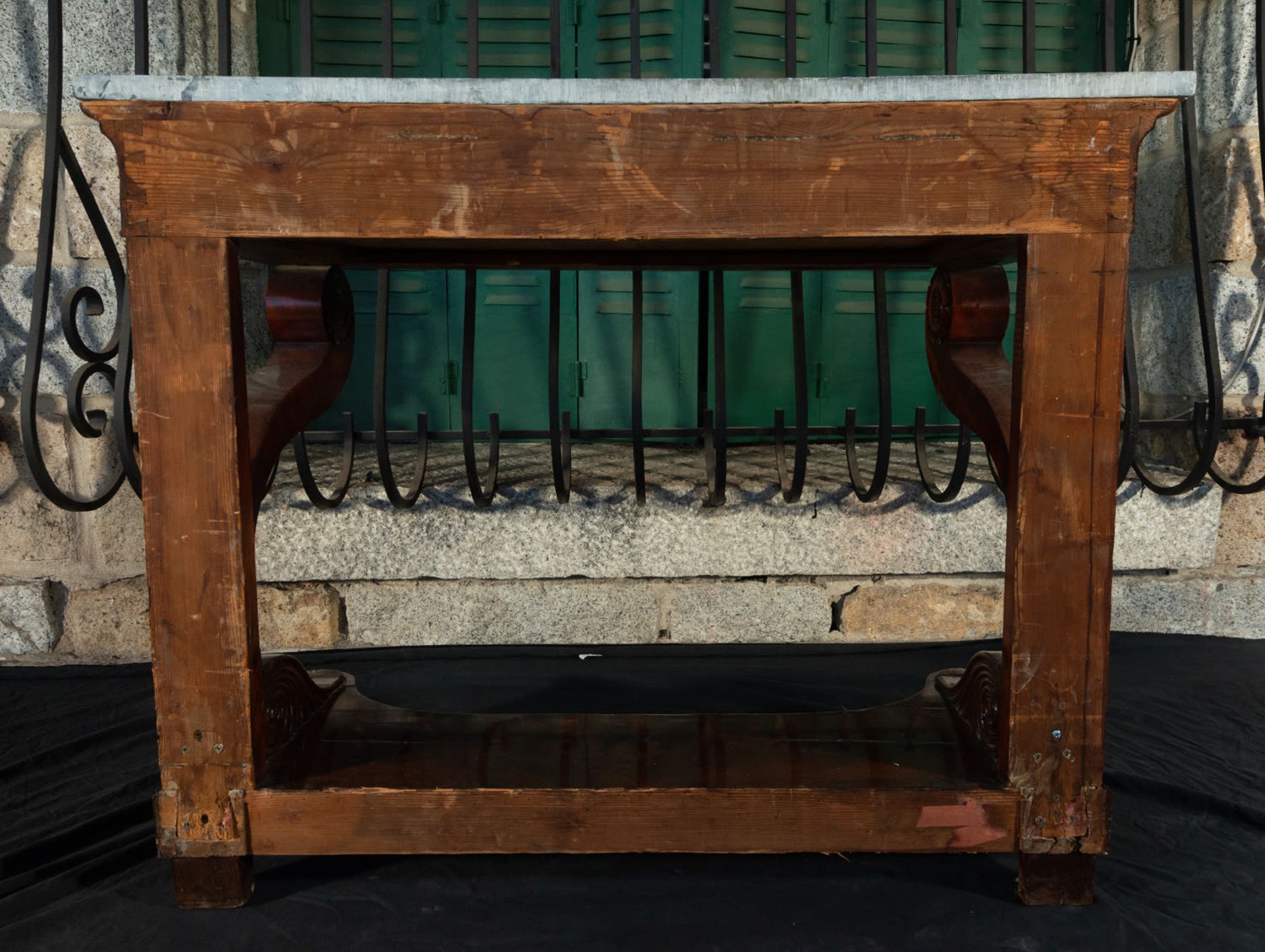 Pair of Restoration Style Consoles in Mahogany Root and Palm marquetry, England, 19th century - Image 5 of 6