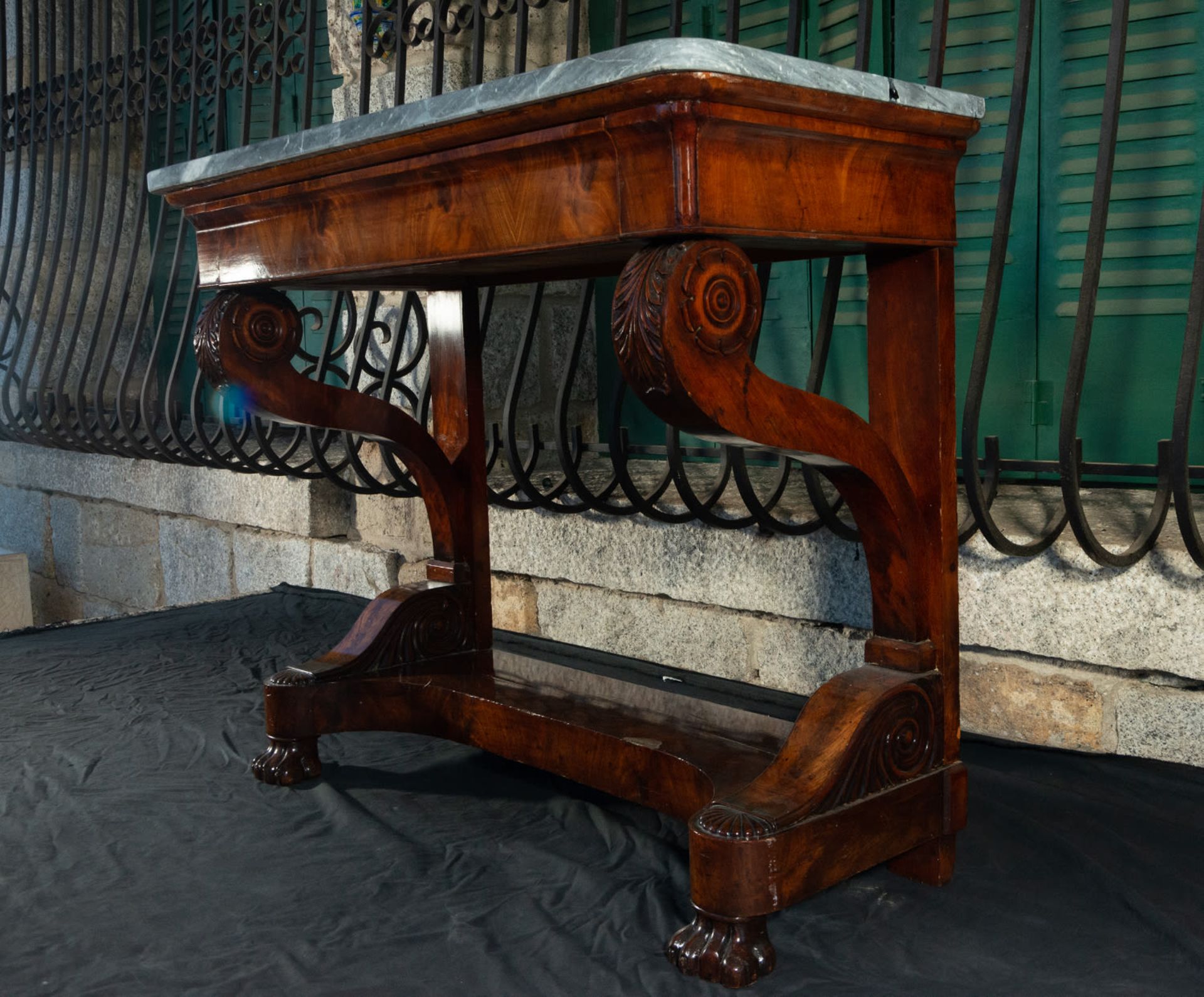 Pair of Restoration Style Consoles in Mahogany Root and Palm marquetry, England, 19th century - Image 3 of 6