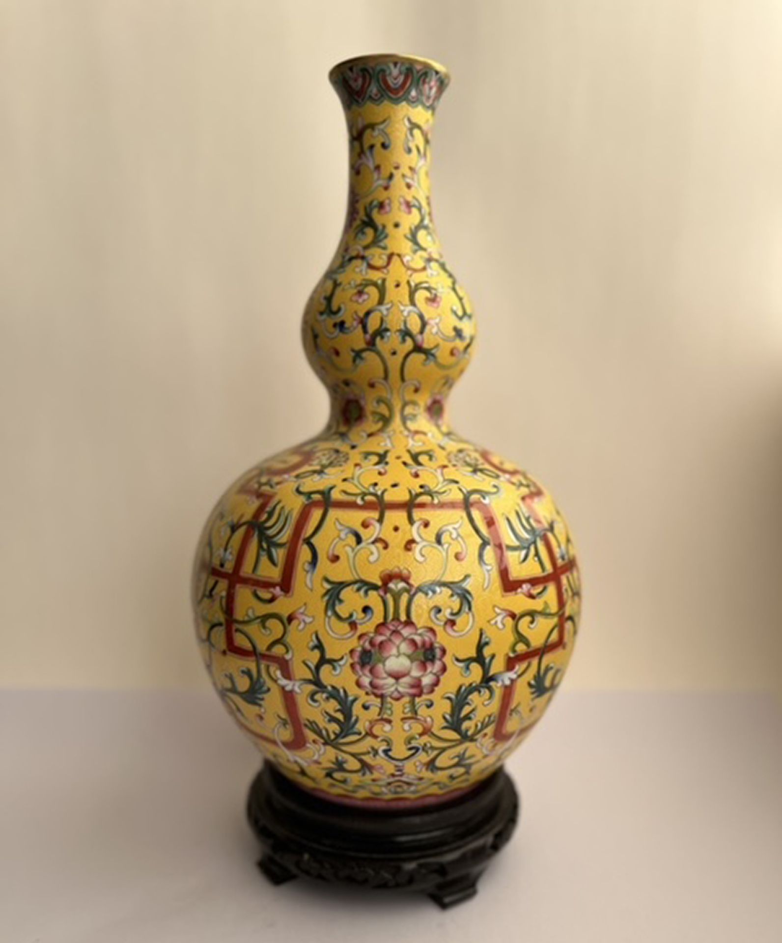 Yellow famille rose vase, Qianlong mark on the base, 20th century - Bild 2 aus 4