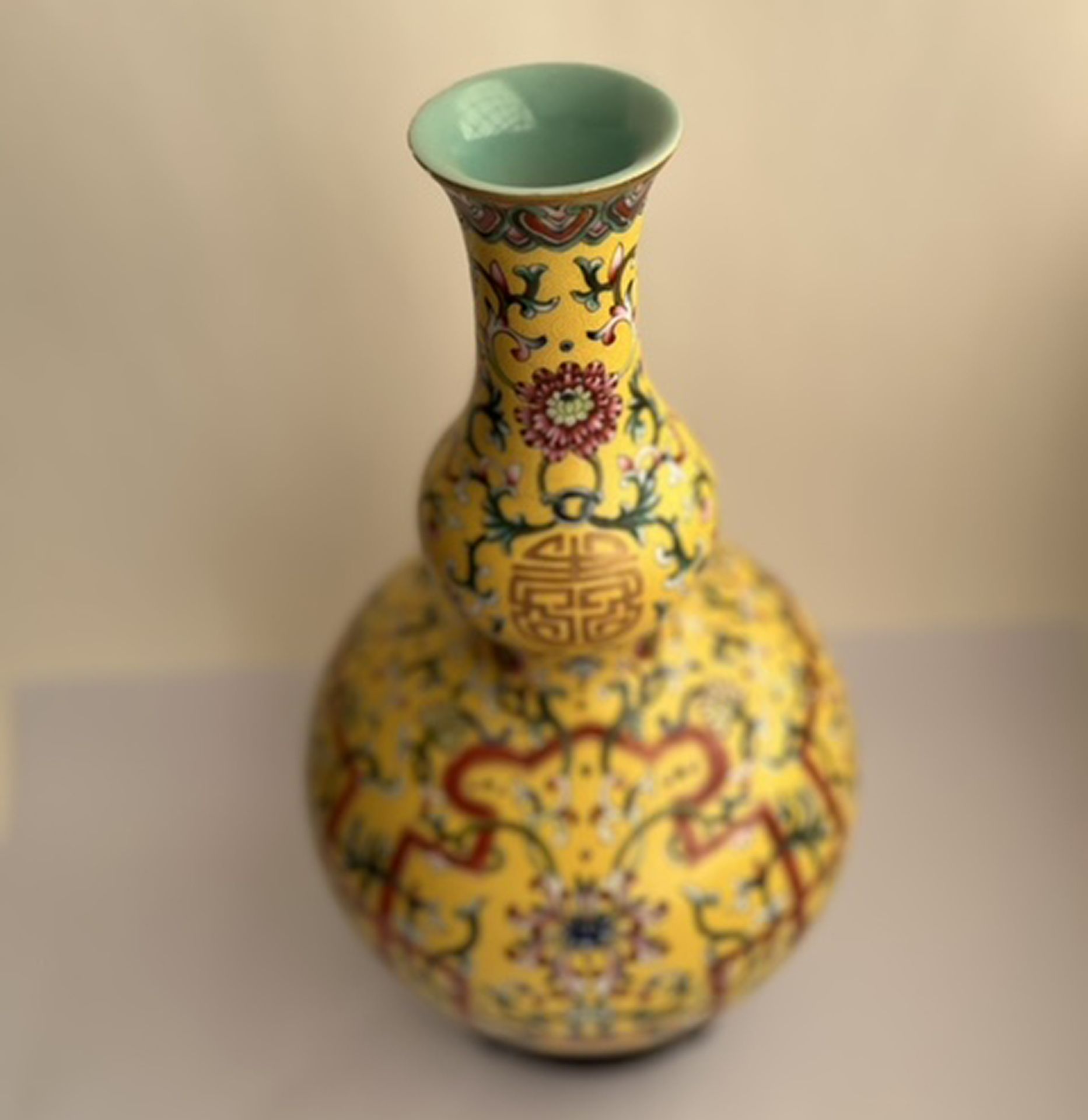 Yellow famille rose vase, Qianlong mark on the base, 20th century - Bild 3 aus 4