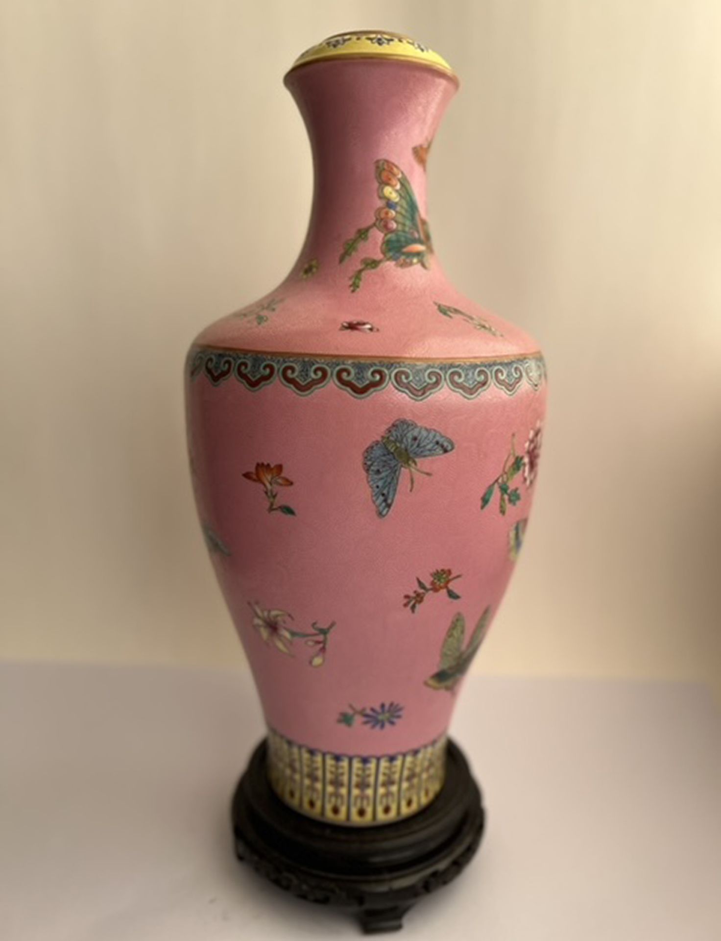 Pink enameled famille rose vase with Butterflies, 20th century Chinese school - Bild 2 aus 4